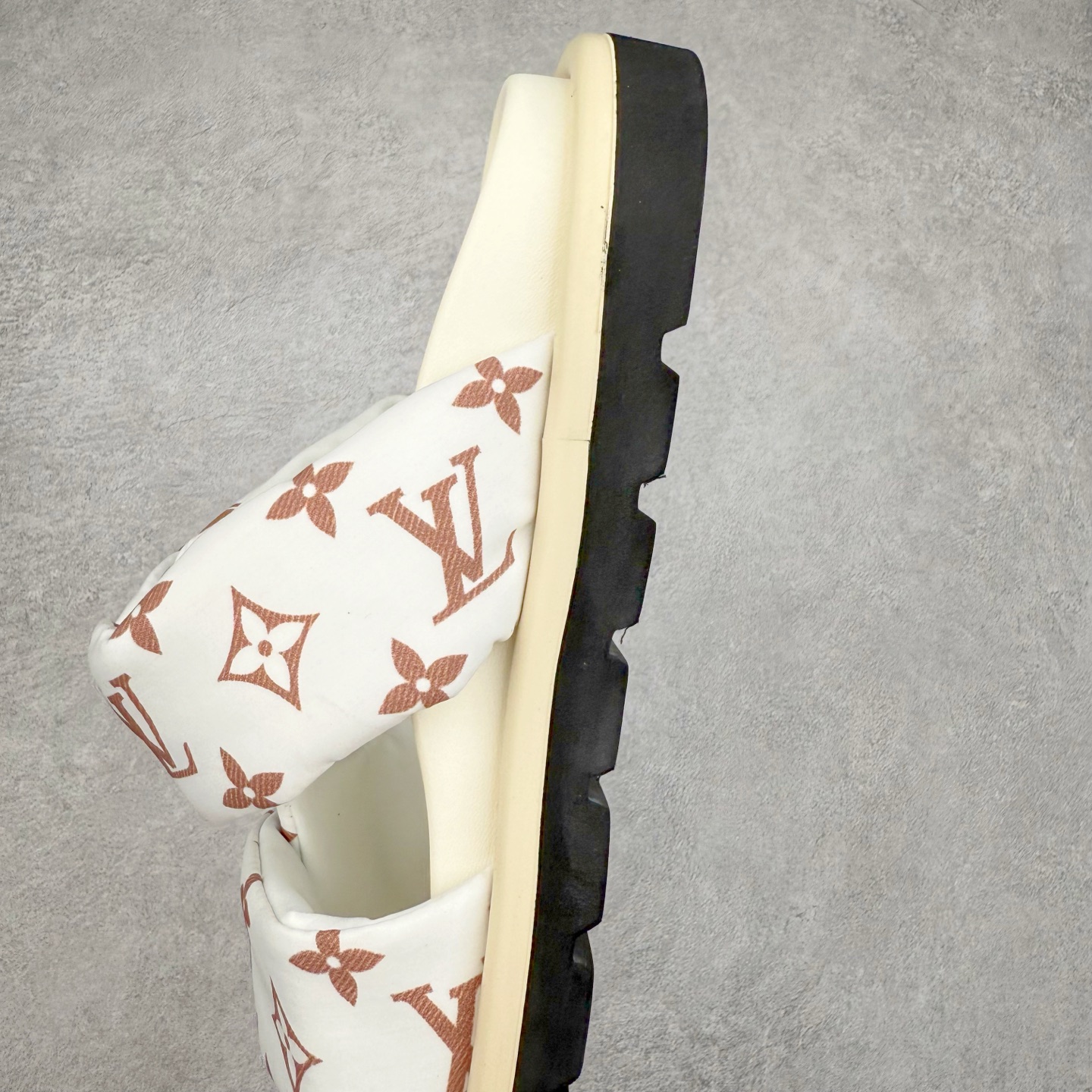 图片[7]-LOUIS VUITTON ｜路易威登2025ss最新春夏款 村上隆/Takashi Murakami x lv Pool Pillow Comfort 皮革 圆头套脚一字拖鞋 男女款 白色 室内外穿着皆宜。纯羊羔毛材质，鞋面受专水台高密度发泡材质，轻盈舒适，鞋底厚度3.5 上脚超显腿长 尺码：35 36 37 38 39 40 41 42 43 44 45-选品中心