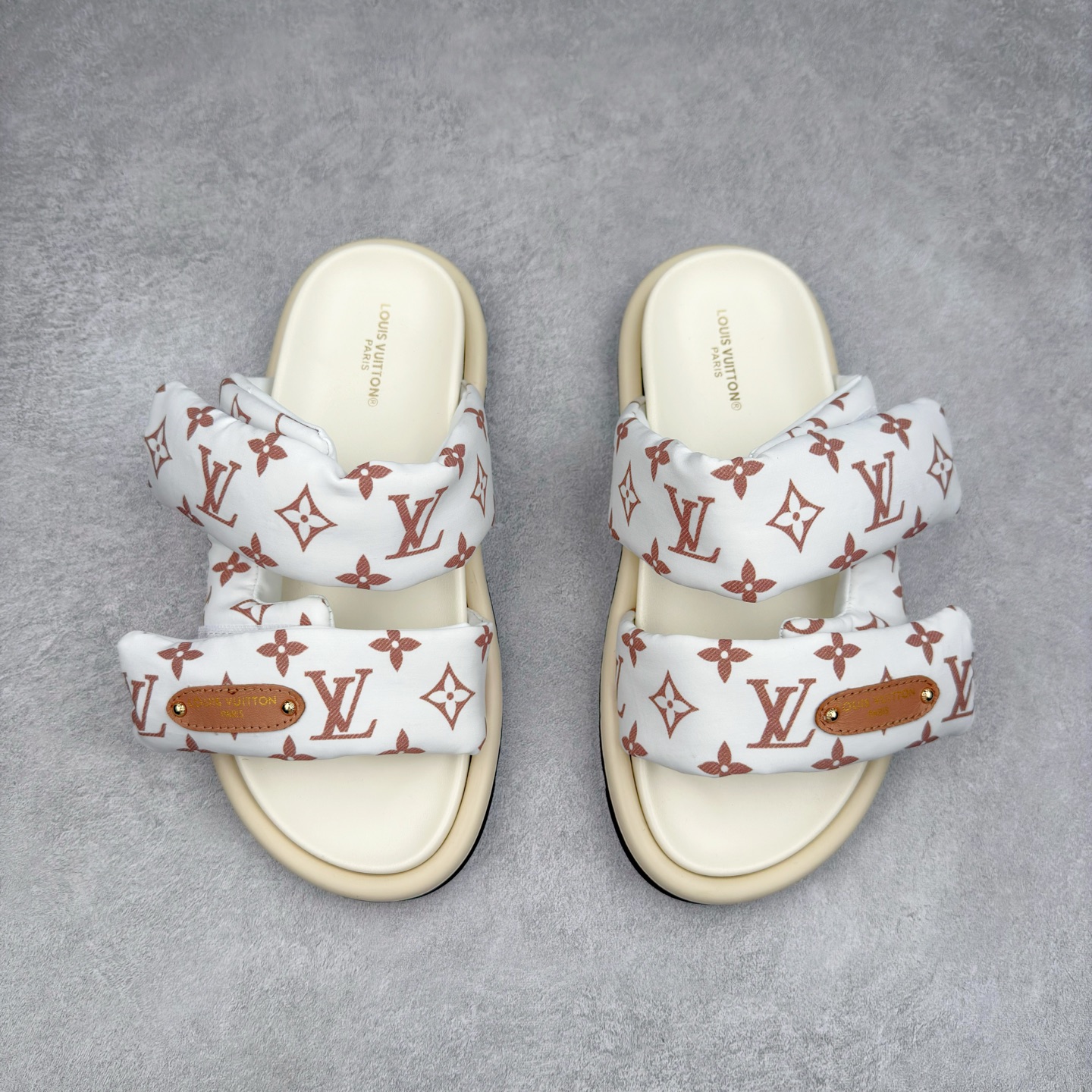 图片[2]-LOUIS VUITTON ｜路易威登2025ss最新春夏款 村上隆/Takashi Murakami x lv Pool Pillow Comfort 皮革 圆头套脚一字拖鞋 男女款 白色 室内外穿着皆宜。纯羊羔毛材质，鞋面受专水台高密度发泡材质，轻盈舒适，鞋底厚度3.5 上脚超显腿长 尺码：35 36 37 38 39 40 41 42 43 44 45-选品中心