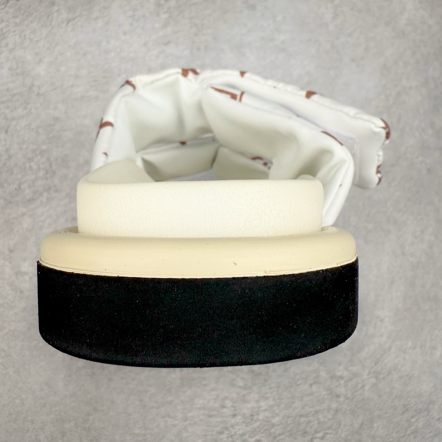 图片[8]-LOUIS VUITTON ｜路易威登2025ss最新春夏款 村上隆/Takashi Murakami x lv Pool Pillow Comfort 皮革 圆头套脚一字拖鞋 男女款 白色 室内外穿着皆宜。纯羊羔毛材质，鞋面受专水台高密度发泡材质，轻盈舒适，鞋底厚度3.5 上脚超显腿长 尺码：35 36 37 38 39 40 41 42 43 44 45-选品中心