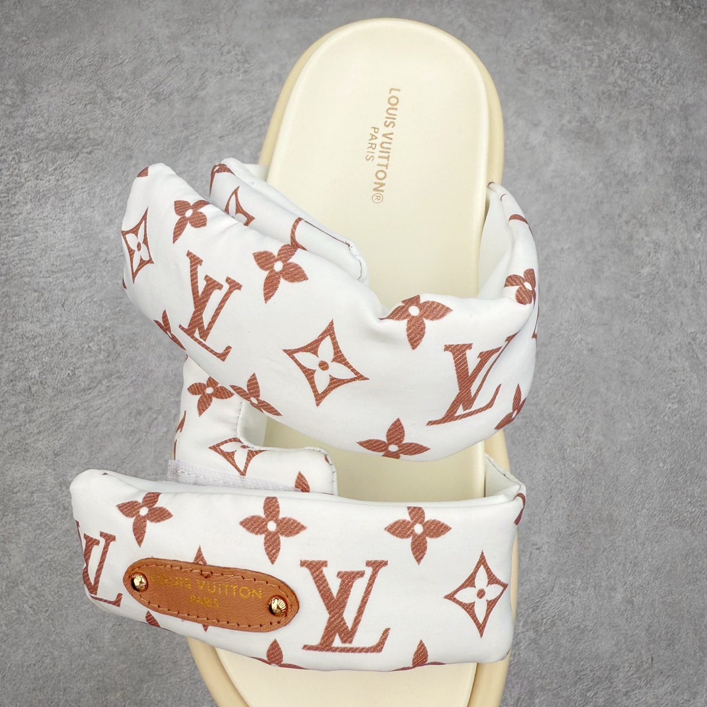 图片[5]-LOUIS VUITTON ｜路易威登2025ss最新春夏款 村上隆/Takashi Murakami x lv Pool Pillow Comfort 皮革 圆头套脚一字拖鞋 男女款 白色 室内外穿着皆宜。纯羊羔毛材质，鞋面受专水台高密度发泡材质，轻盈舒适，鞋底厚度3.5 上脚超显腿长 尺码：35 36 37 38 39 40 41 42 43 44 45-选品中心