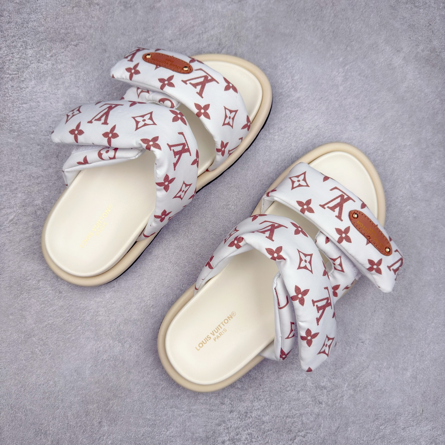 图片[3]-LOUIS VUITTON ｜路易威登2025ss最新春夏款 村上隆/Takashi Murakami x lv Pool Pillow Comfort 皮革 圆头套脚一字拖鞋 男女款 白色 室内外穿着皆宜。纯羊羔毛材质，鞋面受专水台高密度发泡材质，轻盈舒适，鞋底厚度3.5 上脚超显腿长 尺码：35 36 37 38 39 40 41 42 43 44 45-选品中心