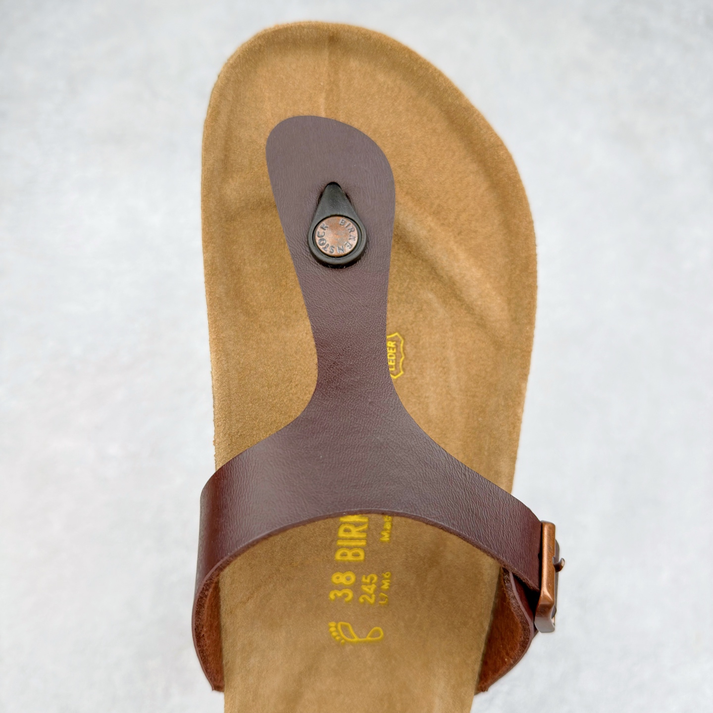 图片[4]-Birkenstock Ramses 系列 勃肯夹趾皮革绒面双扣时尚人字拖拖鞋 牛皮绒面革质地柔软 搭配可调节鞋扣提升穿着舒适度 人体工学设计分散脚部压力 保护脚踝 软木乳胶鞋床具有一定的收缩性 长时间穿着后能贴合脚型 EVA鞋底回弹性和抗张性力高 具有良好的防震、缓冲性 四季皆宜 柔软的鞋床采用额外的泡沫缓冲层 提供额外的舒适感和全天支撑 全网独家首发 源于德国的严谨工艺 牛巴戎面 中层松木 EVA 三层组合大底 优质牛皮面料五金扣 出口订单 尺码：35-44-选品中心