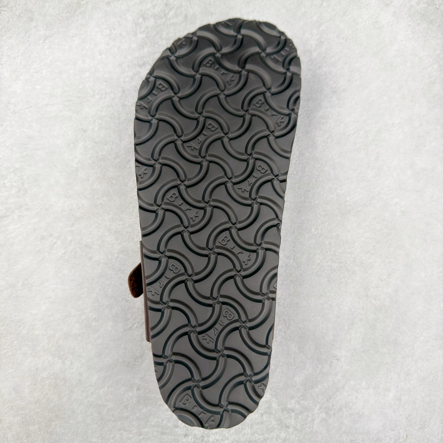 图片[9]-Birkenstock Ramses 系列 勃肯夹趾皮革绒面双扣时尚人字拖拖鞋 牛皮绒面革质地柔软 搭配可调节鞋扣提升穿着舒适度 人体工学设计分散脚部压力 保护脚踝 软木乳胶鞋床具有一定的收缩性 长时间穿着后能贴合脚型 EVA鞋底回弹性和抗张性力高 具有良好的防震、缓冲性 四季皆宜 柔软的鞋床采用额外的泡沫缓冲层 提供额外的舒适感和全天支撑 全网独家首发 源于德国的严谨工艺 牛巴戎面 中层松木 EVA 三层组合大底 优质牛皮面料五金扣 出口订单 尺码：35-44-选品中心