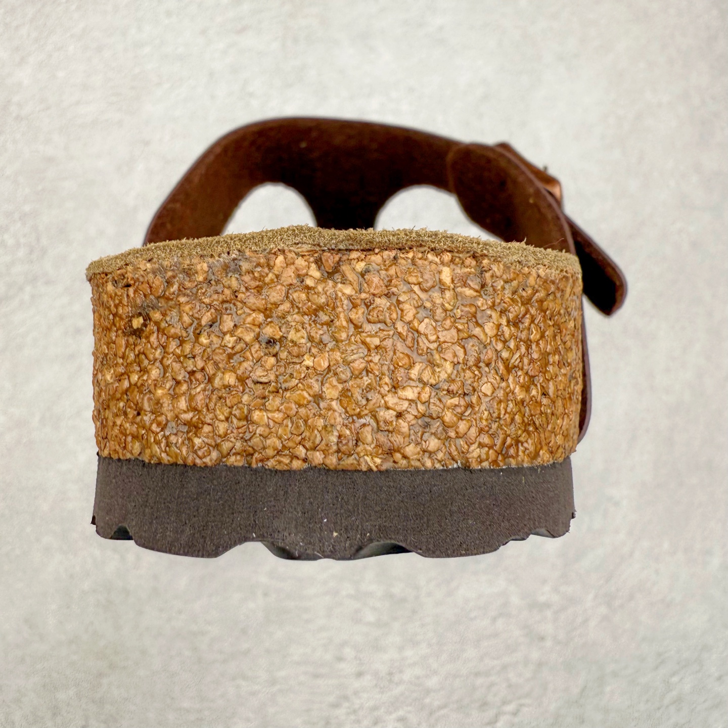 图片[8]-Birkenstock Ramses 系列 勃肯夹趾皮革绒面双扣时尚人字拖拖鞋 牛皮绒面革质地柔软 搭配可调节鞋扣提升穿着舒适度 人体工学设计分散脚部压力 保护脚踝 软木乳胶鞋床具有一定的收缩性 长时间穿着后能贴合脚型 EVA鞋底回弹性和抗张性力高 具有良好的防震、缓冲性 四季皆宜 柔软的鞋床采用额外的泡沫缓冲层 提供额外的舒适感和全天支撑 全网独家首发 源于德国的严谨工艺 牛巴戎面 中层松木 EVA 三层组合大底 优质牛皮面料五金扣 出口订单 尺码：35-44-选品中心