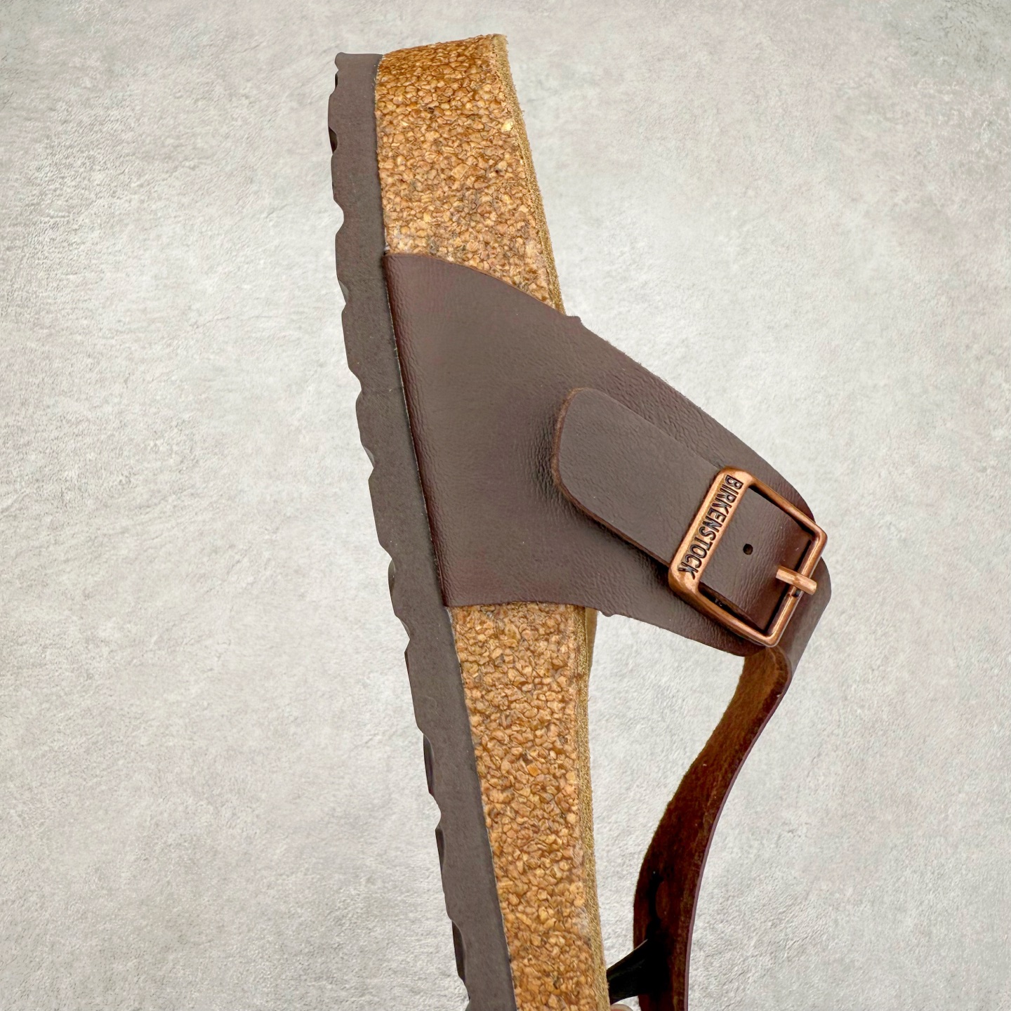 图片[6]-Birkenstock Ramses 系列 勃肯夹趾皮革绒面双扣时尚人字拖拖鞋 牛皮绒面革质地柔软 搭配可调节鞋扣提升穿着舒适度 人体工学设计分散脚部压力 保护脚踝 软木乳胶鞋床具有一定的收缩性 长时间穿着后能贴合脚型 EVA鞋底回弹性和抗张性力高 具有良好的防震、缓冲性 四季皆宜 柔软的鞋床采用额外的泡沫缓冲层 提供额外的舒适感和全天支撑 全网独家首发 源于德国的严谨工艺 牛巴戎面 中层松木 EVA 三层组合大底 优质牛皮面料五金扣 出口订单 尺码：35-44-选品中心