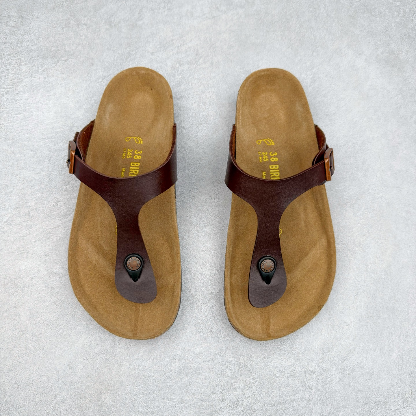 图片[2]-Birkenstock Ramses 系列 勃肯夹趾皮革绒面双扣时尚人字拖拖鞋 牛皮绒面革质地柔软 搭配可调节鞋扣提升穿着舒适度 人体工学设计分散脚部压力 保护脚踝 软木乳胶鞋床具有一定的收缩性 长时间穿着后能贴合脚型 EVA鞋底回弹性和抗张性力高 具有良好的防震、缓冲性 四季皆宜 柔软的鞋床采用额外的泡沫缓冲层 提供额外的舒适感和全天支撑 全网独家首发 源于德国的严谨工艺 牛巴戎面 中层松木 EVA 三层组合大底 优质牛皮面料五金扣 出口订单 尺码：35-44-选品中心