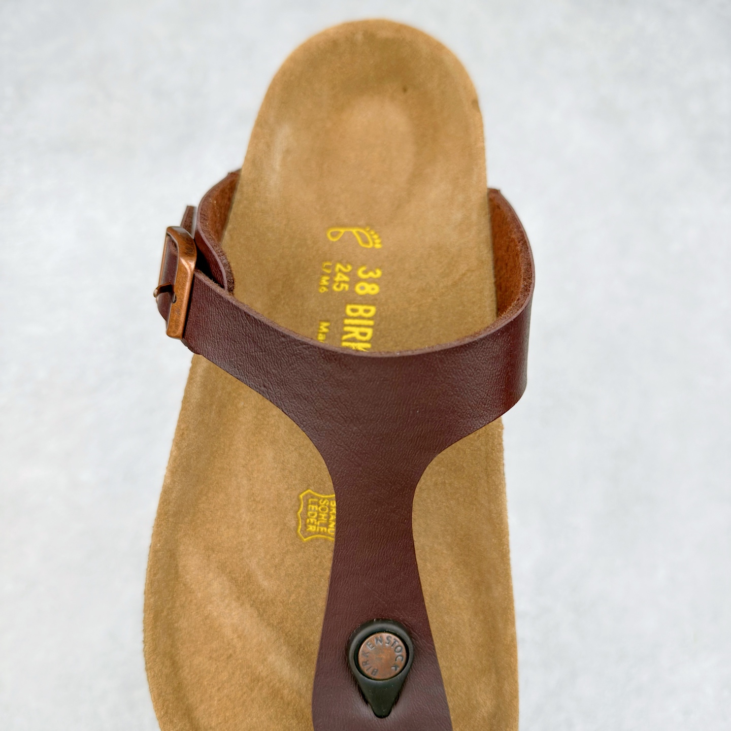 图片[5]-Birkenstock Ramses 系列 勃肯夹趾皮革绒面双扣时尚人字拖拖鞋 牛皮绒面革质地柔软 搭配可调节鞋扣提升穿着舒适度 人体工学设计分散脚部压力 保护脚踝 软木乳胶鞋床具有一定的收缩性 长时间穿着后能贴合脚型 EVA鞋底回弹性和抗张性力高 具有良好的防震、缓冲性 四季皆宜 柔软的鞋床采用额外的泡沫缓冲层 提供额外的舒适感和全天支撑 全网独家首发 源于德国的严谨工艺 牛巴戎面 中层松木 EVA 三层组合大底 优质牛皮面料五金扣 出口订单 尺码：35-44-选品中心