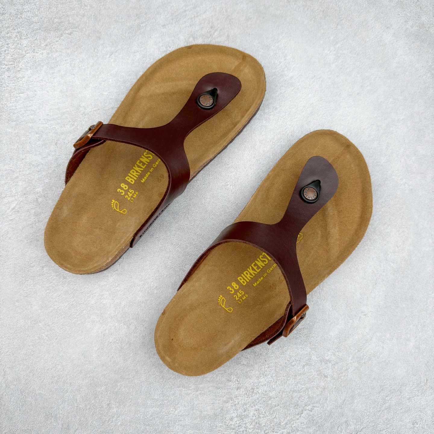 图片[3]-Birkenstock Ramses 系列 勃肯夹趾皮革绒面双扣时尚人字拖拖鞋 牛皮绒面革质地柔软 搭配可调节鞋扣提升穿着舒适度 人体工学设计分散脚部压力 保护脚踝 软木乳胶鞋床具有一定的收缩性 长时间穿着后能贴合脚型 EVA鞋底回弹性和抗张性力高 具有良好的防震、缓冲性 四季皆宜 柔软的鞋床采用额外的泡沫缓冲层 提供额外的舒适感和全天支撑 全网独家首发 源于德国的严谨工艺 牛巴戎面 中层松木 EVA 三层组合大底 优质牛皮面料五金扣 出口订单 尺码：35-44-选品中心