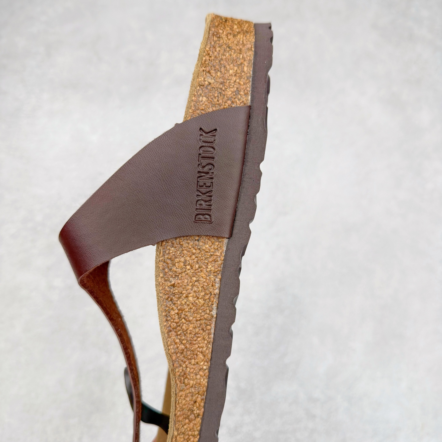 图片[7]-Birkenstock Ramses 系列 勃肯夹趾皮革绒面双扣时尚人字拖拖鞋 牛皮绒面革质地柔软 搭配可调节鞋扣提升穿着舒适度 人体工学设计分散脚部压力 保护脚踝 软木乳胶鞋床具有一定的收缩性 长时间穿着后能贴合脚型 EVA鞋底回弹性和抗张性力高 具有良好的防震、缓冲性 四季皆宜 柔软的鞋床采用额外的泡沫缓冲层 提供额外的舒适感和全天支撑 全网独家首发 源于德国的严谨工艺 牛巴戎面 中层松木 EVA 三层组合大底 优质牛皮面料五金扣 出口订单 尺码：35-44-选品中心