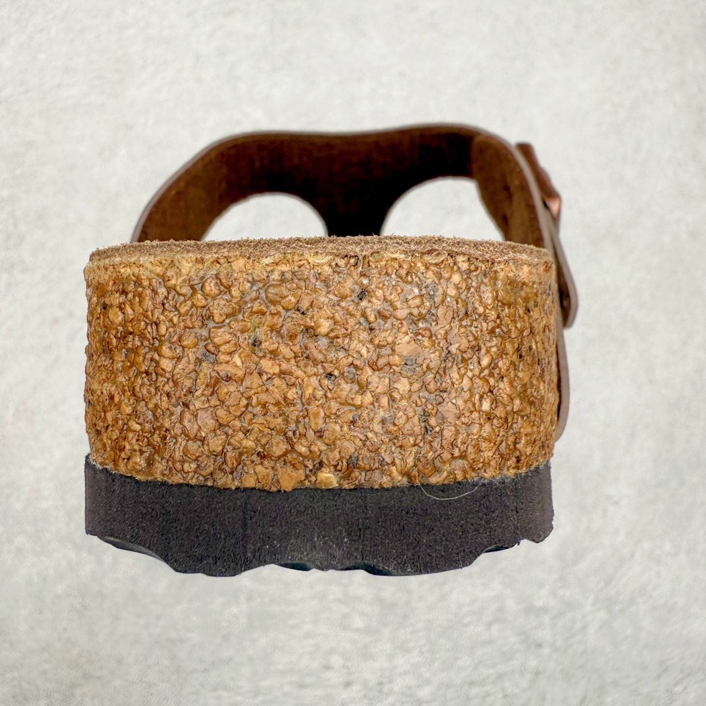 图片[8]-Birkenstock Ramses 系列 勃肯夹趾皮革绒面双扣时尚人字拖拖鞋 牛皮绒面革质地柔软 搭配可调节鞋扣提升穿着舒适度 人体工学设计分散脚部压力 保护脚踝 软木乳胶鞋床具有一定的收缩性 长时间穿着后能贴合脚型 EVA鞋底回弹性和抗张性力高 具有良好的防震、缓冲性 四季皆宜 柔软的鞋床采用额外的泡沫缓冲层 提供额外的舒适感和全天支撑 全网独家首发 源于德国的严谨工艺 牛巴戎面 中层松木 EVA 三层组合大底 优质牛皮面料五金扣 出口订单 尺码：35-44-选品中心