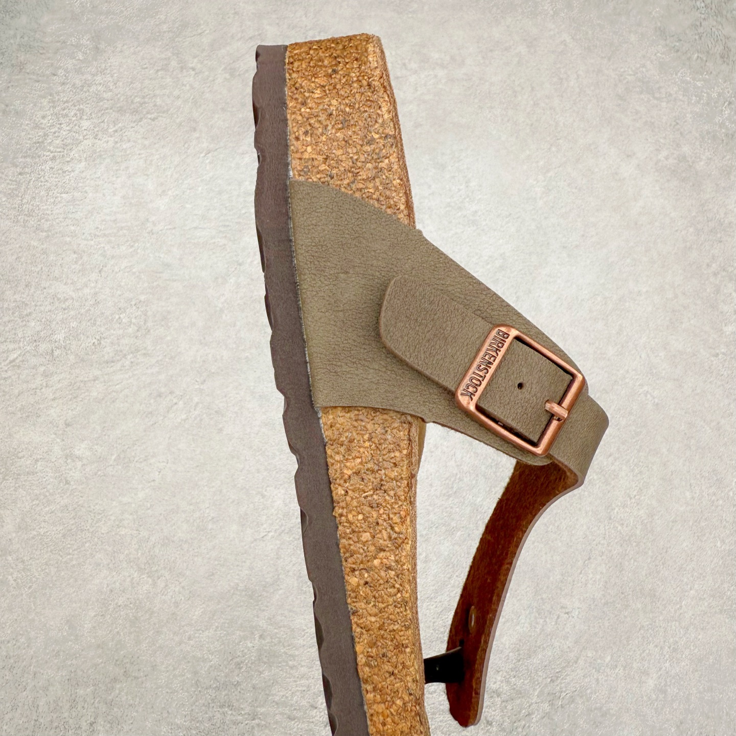 图片[6]-Birkenstock Ramses 系列 勃肯夹趾皮革绒面双扣时尚人字拖拖鞋 牛皮绒面革质地柔软 搭配可调节鞋扣提升穿着舒适度 人体工学设计分散脚部压力 保护脚踝 软木乳胶鞋床具有一定的收缩性 长时间穿着后能贴合脚型 EVA鞋底回弹性和抗张性力高 具有良好的防震、缓冲性 四季皆宜 柔软的鞋床采用额外的泡沫缓冲层 提供额外的舒适感和全天支撑 全网独家首发 源于德国的严谨工艺 牛巴戎面 中层松木 EVA 三层组合大底 优质牛皮面料五金扣 出口订单 尺码：35-44-选品中心