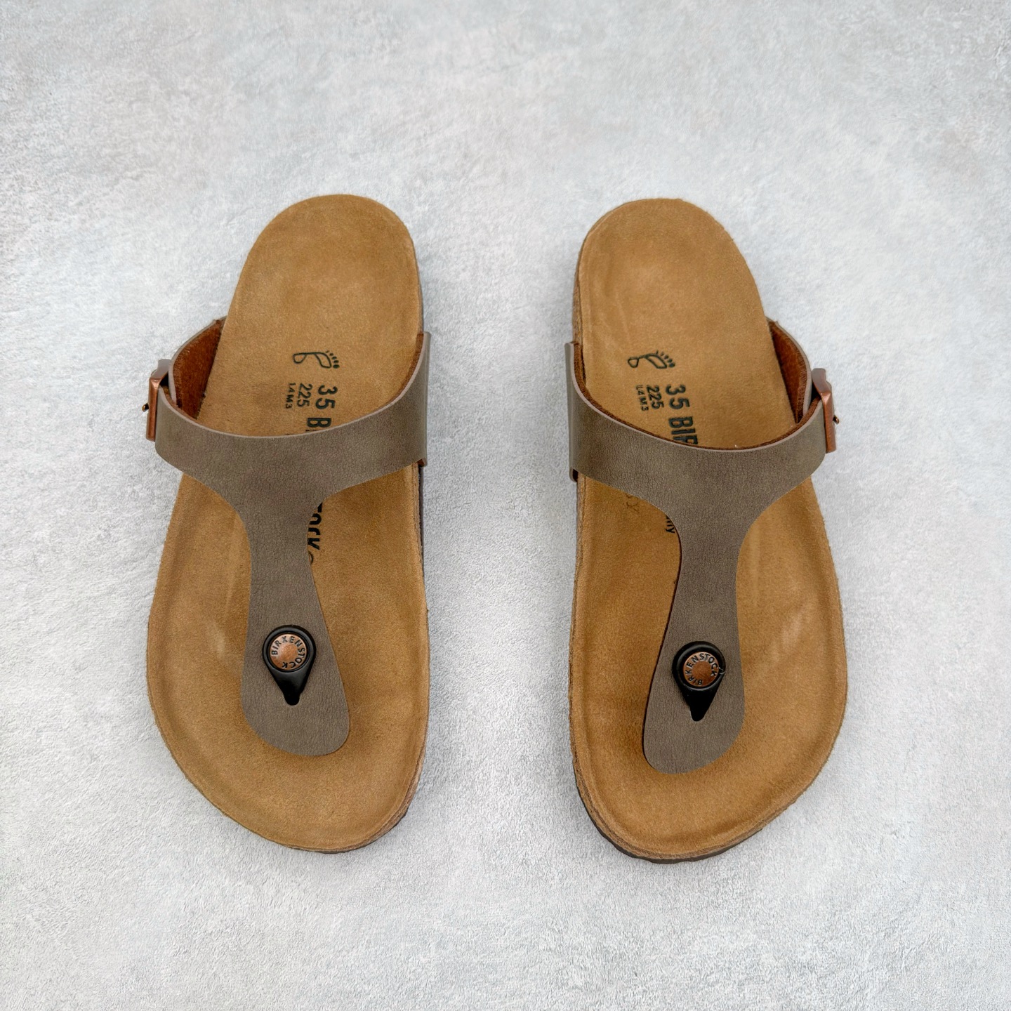 图片[2]-Birkenstock Ramses 系列 勃肯夹趾皮革绒面双扣时尚人字拖拖鞋 牛皮绒面革质地柔软 搭配可调节鞋扣提升穿着舒适度 人体工学设计分散脚部压力 保护脚踝 软木乳胶鞋床具有一定的收缩性 长时间穿着后能贴合脚型 EVA鞋底回弹性和抗张性力高 具有良好的防震、缓冲性 四季皆宜 柔软的鞋床采用额外的泡沫缓冲层 提供额外的舒适感和全天支撑 全网独家首发 源于德国的严谨工艺 牛巴戎面 中层松木 EVA 三层组合大底 优质牛皮面料五金扣 出口订单 尺码：35-44-选品中心