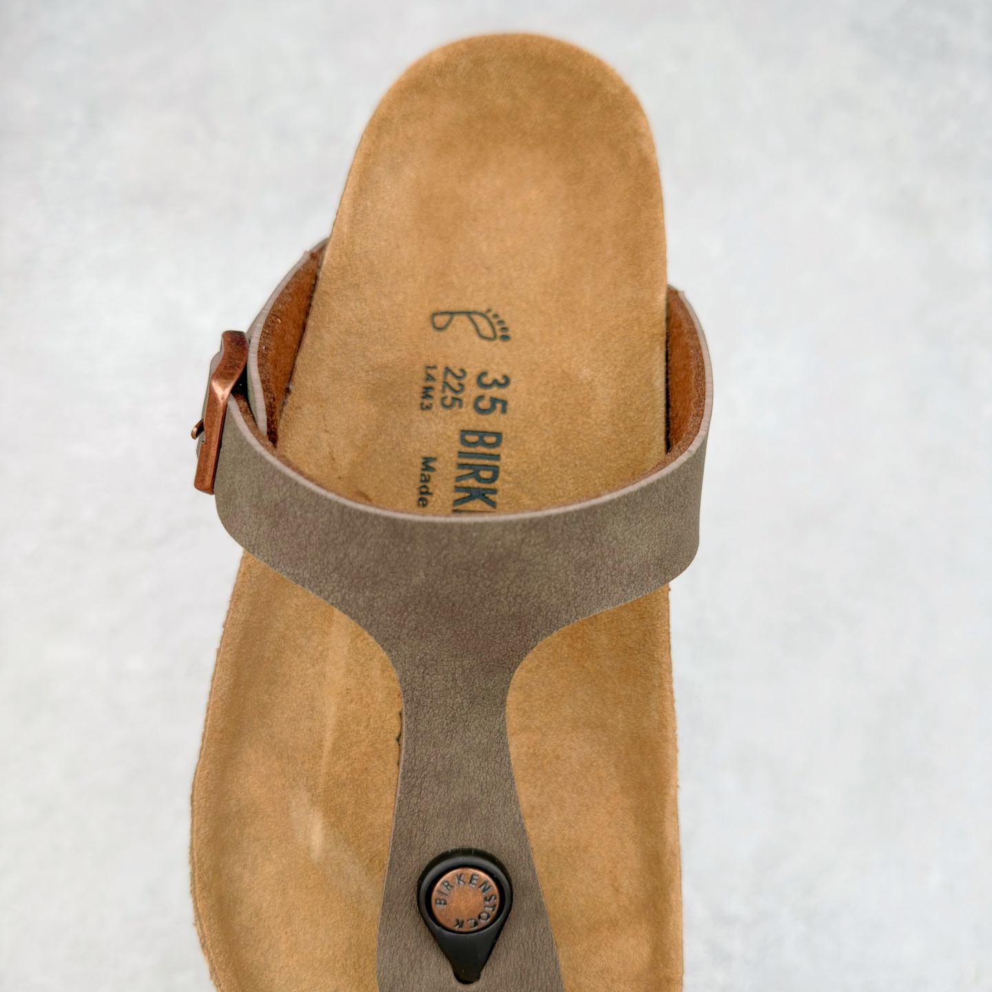 图片[5]-Birkenstock Ramses 系列 勃肯夹趾皮革绒面双扣时尚人字拖拖鞋 牛皮绒面革质地柔软 搭配可调节鞋扣提升穿着舒适度 人体工学设计分散脚部压力 保护脚踝 软木乳胶鞋床具有一定的收缩性 长时间穿着后能贴合脚型 EVA鞋底回弹性和抗张性力高 具有良好的防震、缓冲性 四季皆宜 柔软的鞋床采用额外的泡沫缓冲层 提供额外的舒适感和全天支撑 全网独家首发 源于德国的严谨工艺 牛巴戎面 中层松木 EVA 三层组合大底 优质牛皮面料五金扣 出口订单 尺码：35-44-选品中心