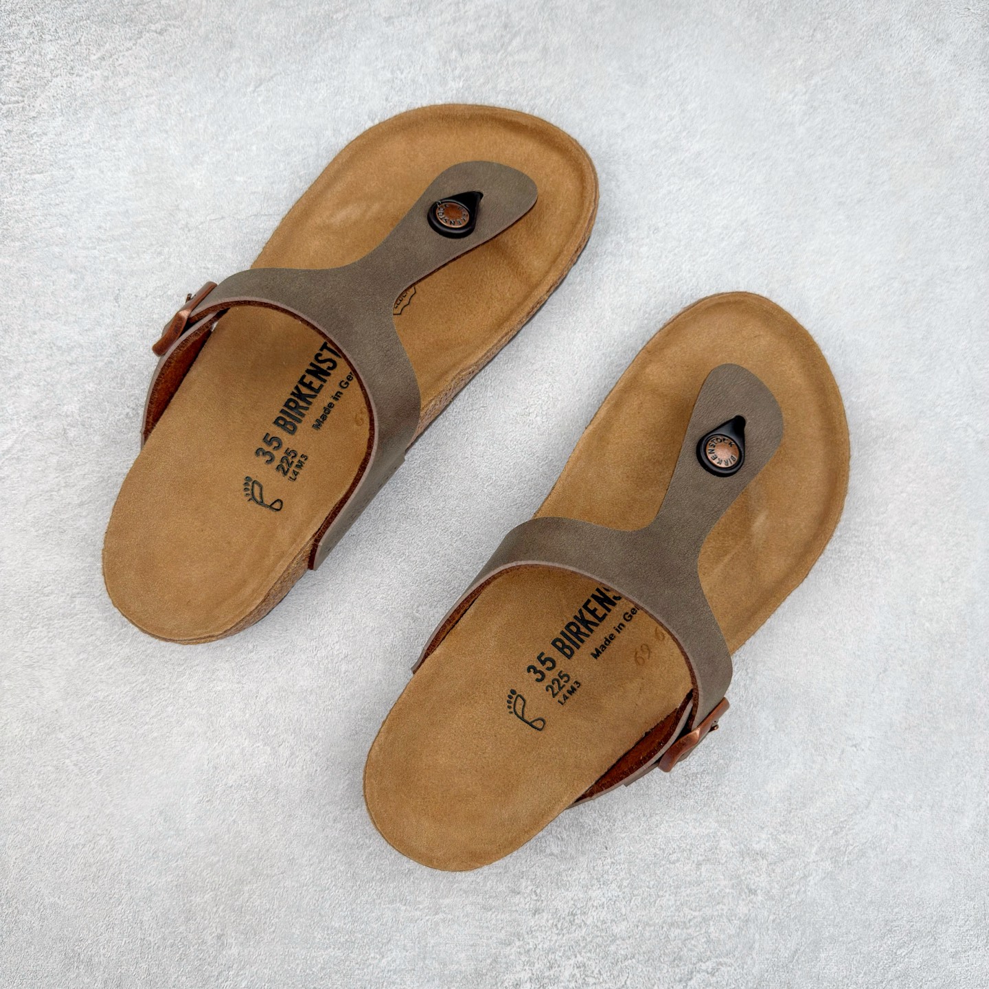 图片[3]-Birkenstock Ramses 系列 勃肯夹趾皮革绒面双扣时尚人字拖拖鞋 牛皮绒面革质地柔软 搭配可调节鞋扣提升穿着舒适度 人体工学设计分散脚部压力 保护脚踝 软木乳胶鞋床具有一定的收缩性 长时间穿着后能贴合脚型 EVA鞋底回弹性和抗张性力高 具有良好的防震、缓冲性 四季皆宜 柔软的鞋床采用额外的泡沫缓冲层 提供额外的舒适感和全天支撑 全网独家首发 源于德国的严谨工艺 牛巴戎面 中层松木 EVA 三层组合大底 优质牛皮面料五金扣 出口订单 尺码：35-44-选品中心