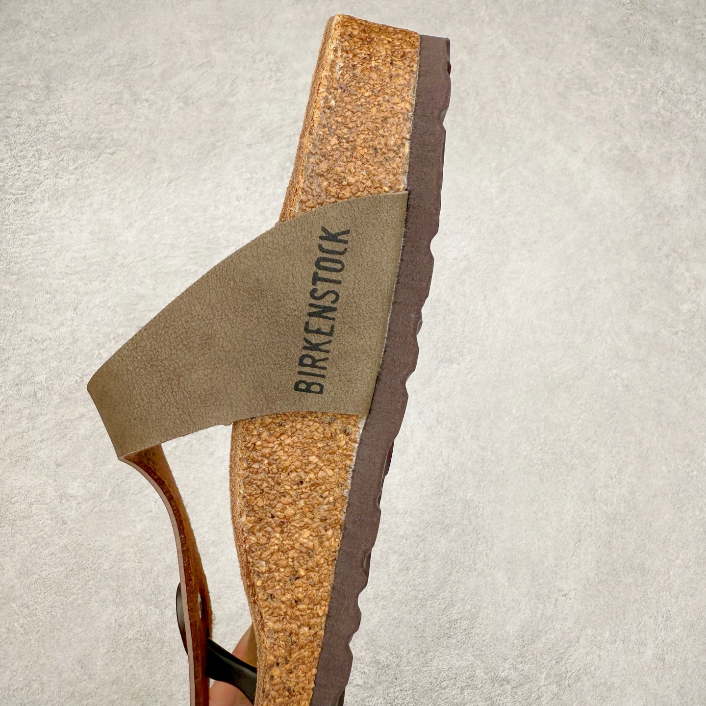 图片[7]-Birkenstock Ramses 系列 勃肯夹趾皮革绒面双扣时尚人字拖拖鞋 牛皮绒面革质地柔软 搭配可调节鞋扣提升穿着舒适度 人体工学设计分散脚部压力 保护脚踝 软木乳胶鞋床具有一定的收缩性 长时间穿着后能贴合脚型 EVA鞋底回弹性和抗张性力高 具有良好的防震、缓冲性 四季皆宜 柔软的鞋床采用额外的泡沫缓冲层 提供额外的舒适感和全天支撑 全网独家首发 源于德国的严谨工艺 牛巴戎面 中层松木 EVA 三层组合大底 优质牛皮面料五金扣 出口订单 尺码：35-44-选品中心