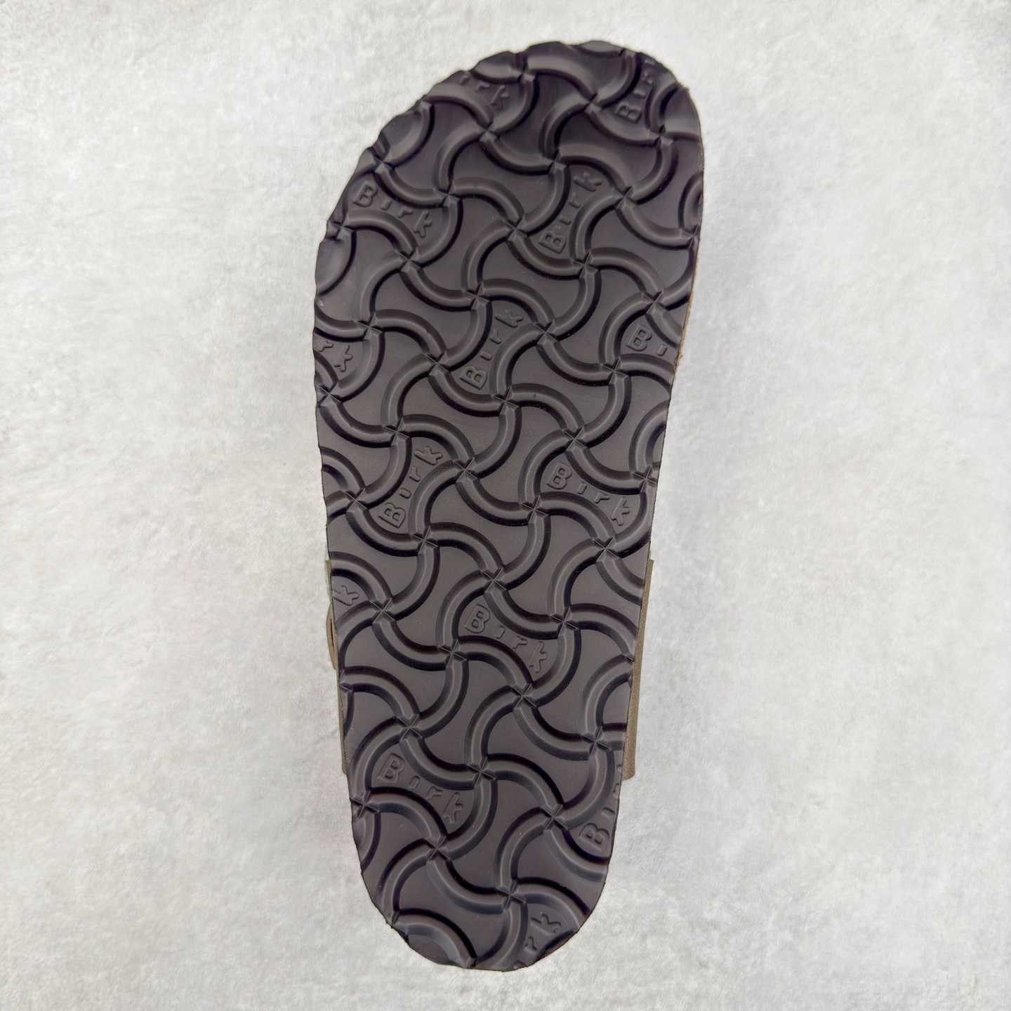 图片[9]-Birkenstock Ramses 系列 勃肯夹趾皮革绒面双扣时尚人字拖拖鞋 牛皮绒面革质地柔软 搭配可调节鞋扣提升穿着舒适度 人体工学设计分散脚部压力 保护脚踝 软木乳胶鞋床具有一定的收缩性 长时间穿着后能贴合脚型 EVA鞋底回弹性和抗张性力高 具有良好的防震、缓冲性 四季皆宜 柔软的鞋床采用额外的泡沫缓冲层 提供额外的舒适感和全天支撑 全网独家首发 源于德国的严谨工艺 牛巴戎面 中层松木 EVA 三层组合大底 优质牛皮面料五金扣 出口订单 尺码：35-44-选品中心