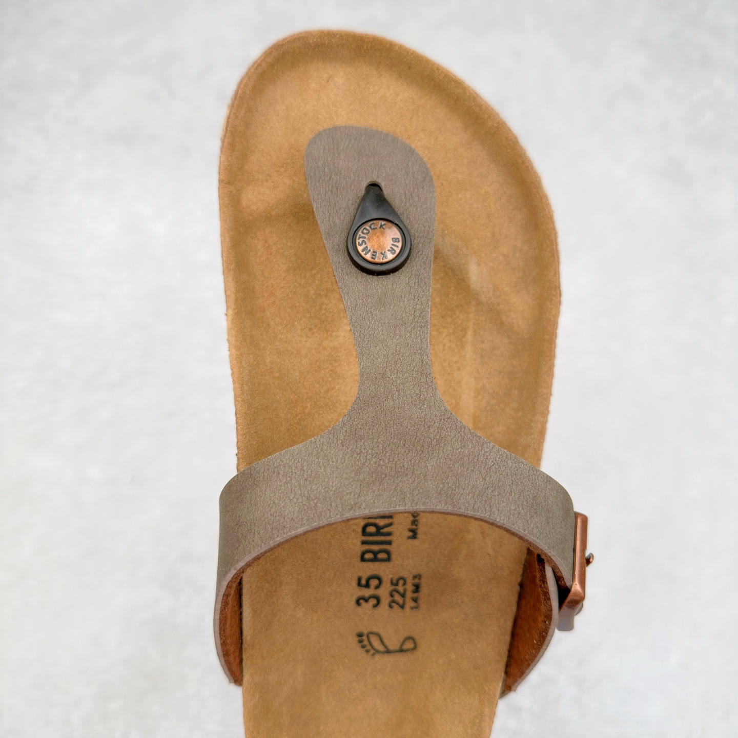 图片[4]-Birkenstock Ramses 系列 勃肯夹趾皮革绒面双扣时尚人字拖拖鞋 牛皮绒面革质地柔软 搭配可调节鞋扣提升穿着舒适度 人体工学设计分散脚部压力 保护脚踝 软木乳胶鞋床具有一定的收缩性 长时间穿着后能贴合脚型 EVA鞋底回弹性和抗张性力高 具有良好的防震、缓冲性 四季皆宜 柔软的鞋床采用额外的泡沫缓冲层 提供额外的舒适感和全天支撑 全网独家首发 源于德国的严谨工艺 牛巴戎面 中层松木 EVA 三层组合大底 优质牛皮面料五金扣 出口订单 尺码：35-44-选品中心