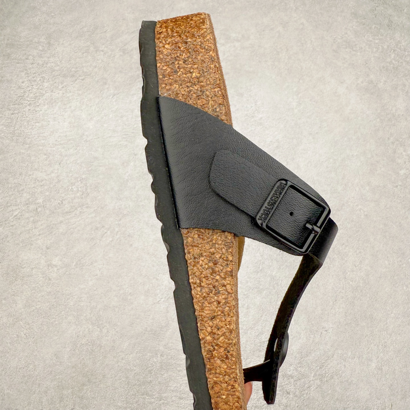 图片[6]-Birkenstock Ramses 系列 勃肯夹趾皮革绒面双扣时尚人字拖拖鞋 牛皮绒面革质地柔软 搭配可调节鞋扣提升穿着舒适度 人体工学设计分散脚部压力 保护脚踝 软木乳胶鞋床具有一定的收缩性 长时间穿着后能贴合脚型 EVA鞋底回弹性和抗张性力高 具有良好的防震、缓冲性 四季皆宜 柔软的鞋床采用额外的泡沫缓冲层 提供额外的舒适感和全天支撑 全网独家首发 源于德国的严谨工艺 牛巴戎面 中层松木 EVA 三层组合大底 优质牛皮面料五金扣 出口订单 尺码：35-44-选品中心