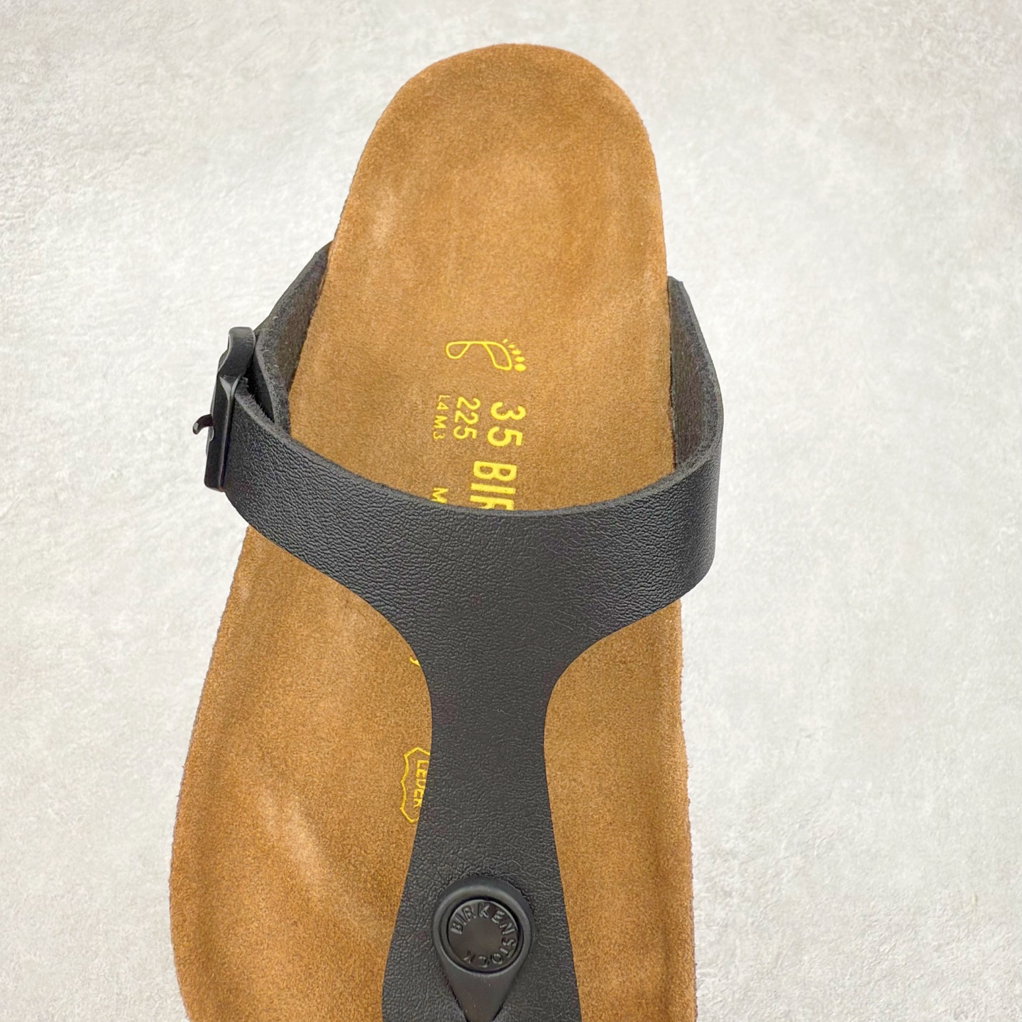 图片[5]-Birkenstock Ramses 系列 勃肯夹趾皮革绒面双扣时尚人字拖拖鞋 牛皮绒面革质地柔软 搭配可调节鞋扣提升穿着舒适度 人体工学设计分散脚部压力 保护脚踝 软木乳胶鞋床具有一定的收缩性 长时间穿着后能贴合脚型 EVA鞋底回弹性和抗张性力高 具有良好的防震、缓冲性 四季皆宜 柔软的鞋床采用额外的泡沫缓冲层 提供额外的舒适感和全天支撑 全网独家首发 源于德国的严谨工艺 牛巴戎面 中层松木 EVA 三层组合大底 优质牛皮面料五金扣 出口订单 尺码：35-44-选品中心
