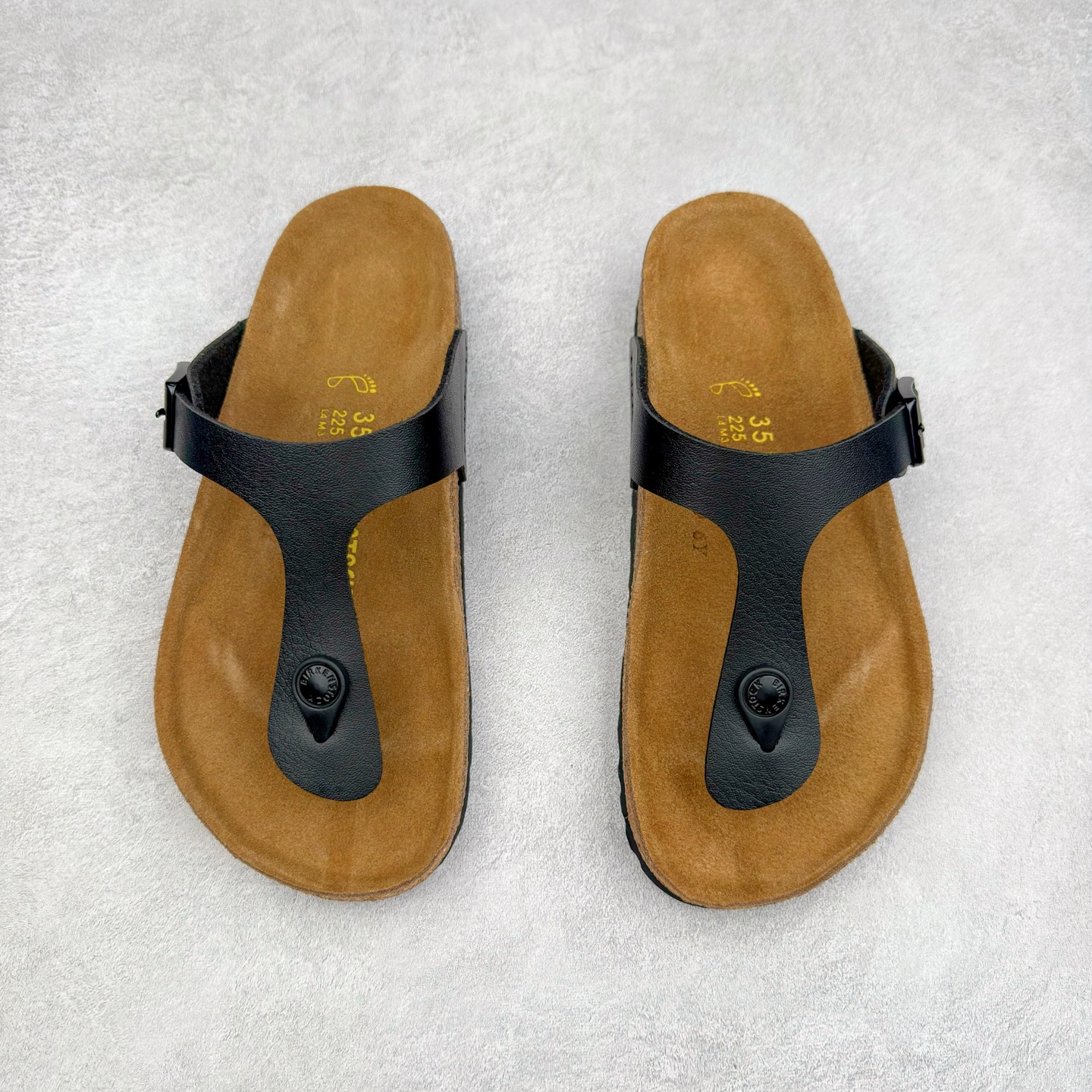 图片[2]-Birkenstock Ramses 系列 勃肯夹趾皮革绒面双扣时尚人字拖拖鞋 牛皮绒面革质地柔软 搭配可调节鞋扣提升穿着舒适度 人体工学设计分散脚部压力 保护脚踝 软木乳胶鞋床具有一定的收缩性 长时间穿着后能贴合脚型 EVA鞋底回弹性和抗张性力高 具有良好的防震、缓冲性 四季皆宜 柔软的鞋床采用额外的泡沫缓冲层 提供额外的舒适感和全天支撑 全网独家首发 源于德国的严谨工艺 牛巴戎面 中层松木 EVA 三层组合大底 优质牛皮面料五金扣 出口订单 尺码：35-44-选品中心
