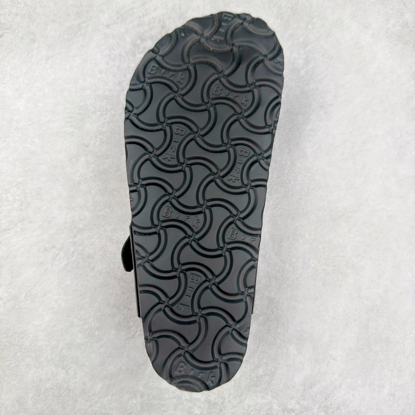 图片[9]-Birkenstock Ramses 系列 勃肯夹趾皮革绒面双扣时尚人字拖拖鞋 牛皮绒面革质地柔软 搭配可调节鞋扣提升穿着舒适度 人体工学设计分散脚部压力 保护脚踝 软木乳胶鞋床具有一定的收缩性 长时间穿着后能贴合脚型 EVA鞋底回弹性和抗张性力高 具有良好的防震、缓冲性 四季皆宜 柔软的鞋床采用额外的泡沫缓冲层 提供额外的舒适感和全天支撑 全网独家首发 源于德国的严谨工艺 牛巴戎面 中层松木 EVA 三层组合大底 优质牛皮面料五金扣 出口订单 尺码：35-44-选品中心