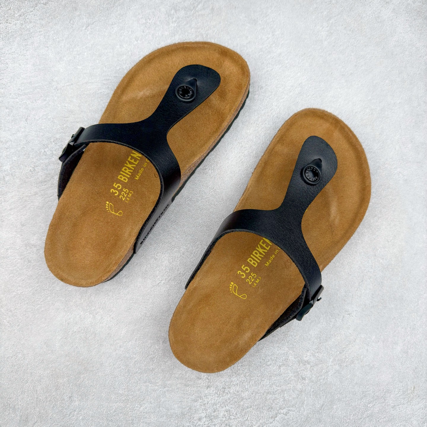 图片[3]-Birkenstock Ramses 系列 勃肯夹趾皮革绒面双扣时尚人字拖拖鞋 牛皮绒面革质地柔软 搭配可调节鞋扣提升穿着舒适度 人体工学设计分散脚部压力 保护脚踝 软木乳胶鞋床具有一定的收缩性 长时间穿着后能贴合脚型 EVA鞋底回弹性和抗张性力高 具有良好的防震、缓冲性 四季皆宜 柔软的鞋床采用额外的泡沫缓冲层 提供额外的舒适感和全天支撑 全网独家首发 源于德国的严谨工艺 牛巴戎面 中层松木 EVA 三层组合大底 优质牛皮面料五金扣 出口订单 尺码：35-44-选品中心