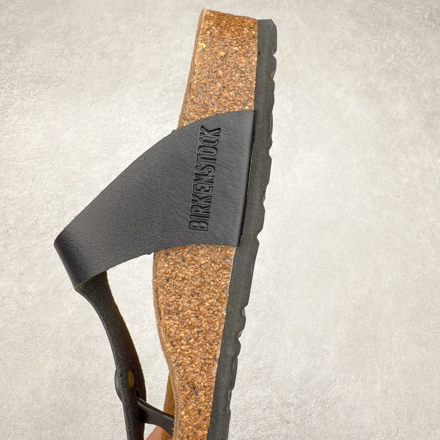 图片[7]-Birkenstock Ramses 系列 勃肯夹趾皮革绒面双扣时尚人字拖拖鞋 牛皮绒面革质地柔软 搭配可调节鞋扣提升穿着舒适度 人体工学设计分散脚部压力 保护脚踝 软木乳胶鞋床具有一定的收缩性 长时间穿着后能贴合脚型 EVA鞋底回弹性和抗张性力高 具有良好的防震、缓冲性 四季皆宜 柔软的鞋床采用额外的泡沫缓冲层 提供额外的舒适感和全天支撑 全网独家首发 源于德国的严谨工艺 牛巴戎面 中层松木 EVA 三层组合大底 优质牛皮面料五金扣 出口订单 尺码：35-44-选品中心