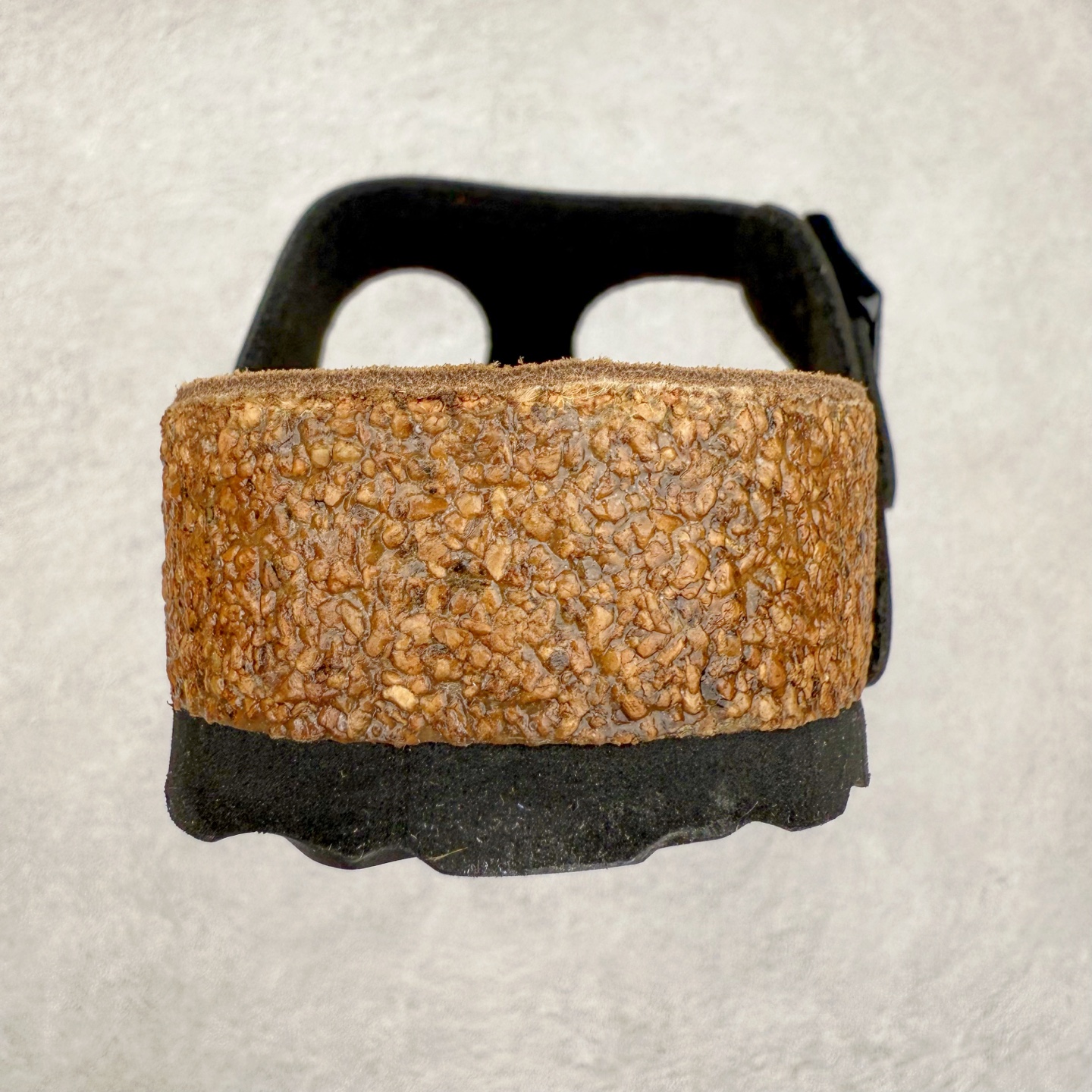 图片[8]-Birkenstock Ramses 系列 勃肯夹趾皮革绒面双扣时尚人字拖拖鞋 牛皮绒面革质地柔软 搭配可调节鞋扣提升穿着舒适度 人体工学设计分散脚部压力 保护脚踝 软木乳胶鞋床具有一定的收缩性 长时间穿着后能贴合脚型 EVA鞋底回弹性和抗张性力高 具有良好的防震、缓冲性 四季皆宜 柔软的鞋床采用额外的泡沫缓冲层 提供额外的舒适感和全天支撑 全网独家首发 源于德国的严谨工艺 牛巴戎面 中层松木 EVA 三层组合大底 优质牛皮面料五金扣 出口订单 尺码：35-44-选品中心