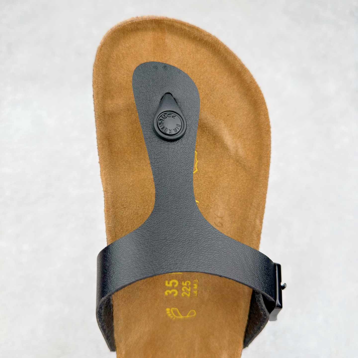 图片[4]-Birkenstock Ramses 系列 勃肯夹趾皮革绒面双扣时尚人字拖拖鞋 牛皮绒面革质地柔软 搭配可调节鞋扣提升穿着舒适度 人体工学设计分散脚部压力 保护脚踝 软木乳胶鞋床具有一定的收缩性 长时间穿着后能贴合脚型 EVA鞋底回弹性和抗张性力高 具有良好的防震、缓冲性 四季皆宜 柔软的鞋床采用额外的泡沫缓冲层 提供额外的舒适感和全天支撑 全网独家首发 源于德国的严谨工艺 牛巴戎面 中层松木 EVA 三层组合大底 优质牛皮面料五金扣 出口订单 尺码：35-44-选品中心