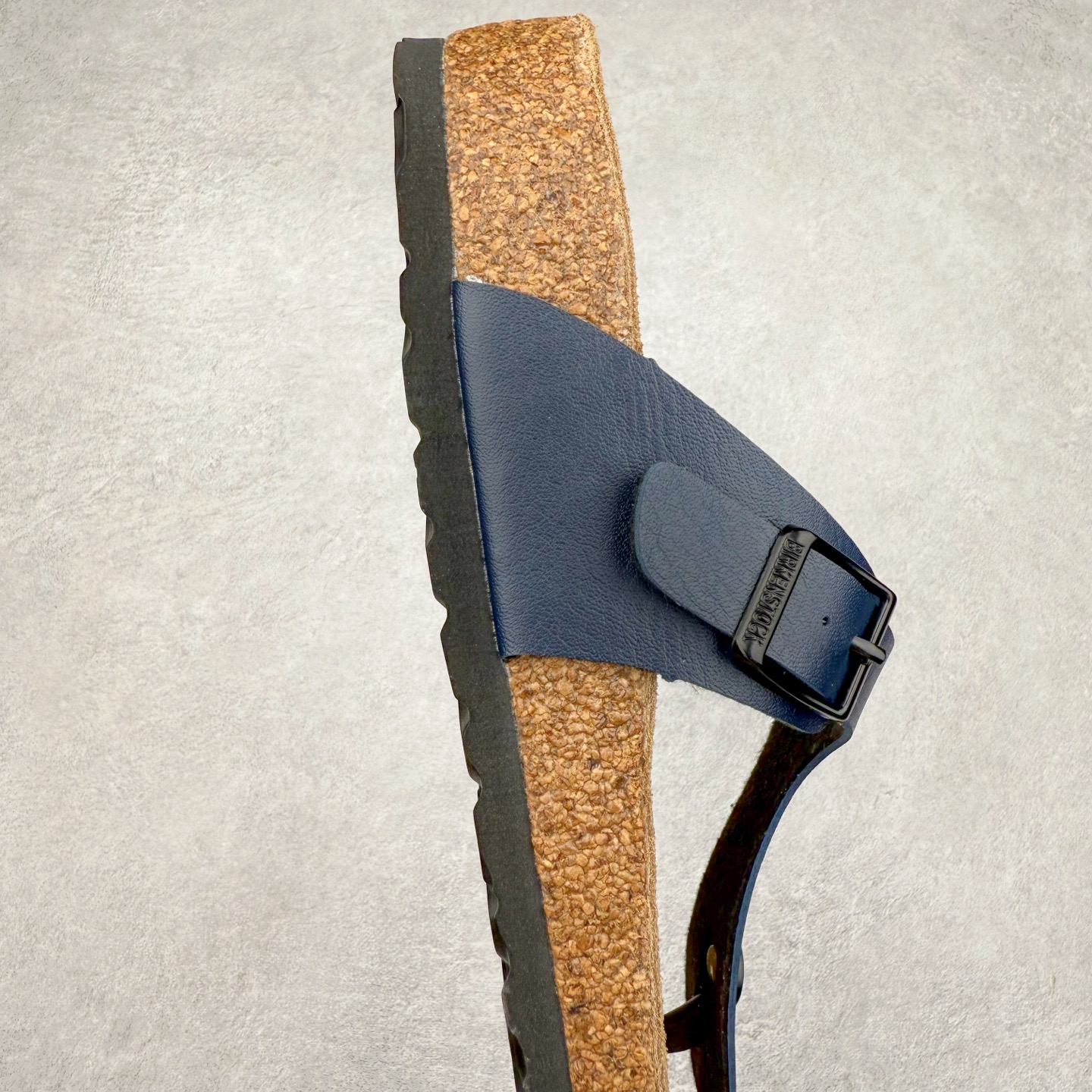 图片[6]-Birkenstock Ramses 系列 勃肯夹趾皮革绒面双扣时尚人字拖拖鞋 牛皮绒面革质地柔软 搭配可调节鞋扣提升穿着舒适度 人体工学设计分散脚部压力 保护脚踝 软木乳胶鞋床具有一定的收缩性 长时间穿着后能贴合脚型 EVA鞋底回弹性和抗张性力高 具有良好的防震、缓冲性 四季皆宜 柔软的鞋床采用额外的泡沫缓冲层 提供额外的舒适感和全天支撑 全网独家首发 源于德国的严谨工艺 牛巴戎面 中层松木 EVA 三层组合大底 优质牛皮面料五金扣 出口订单 尺码：35-44-选品中心