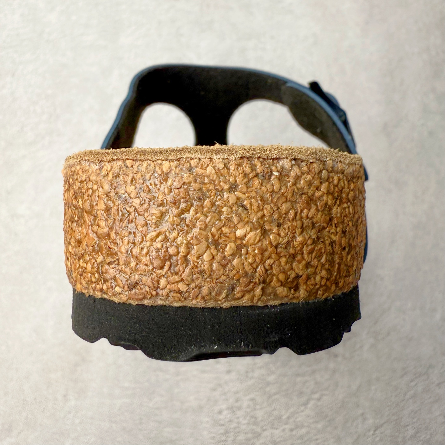 图片[8]-Birkenstock Ramses 系列 勃肯夹趾皮革绒面双扣时尚人字拖拖鞋 牛皮绒面革质地柔软 搭配可调节鞋扣提升穿着舒适度 人体工学设计分散脚部压力 保护脚踝 软木乳胶鞋床具有一定的收缩性 长时间穿着后能贴合脚型 EVA鞋底回弹性和抗张性力高 具有良好的防震、缓冲性 四季皆宜 柔软的鞋床采用额外的泡沫缓冲层 提供额外的舒适感和全天支撑 全网独家首发 源于德国的严谨工艺 牛巴戎面 中层松木 EVA 三层组合大底 优质牛皮面料五金扣 出口订单 尺码：35-44-选品中心