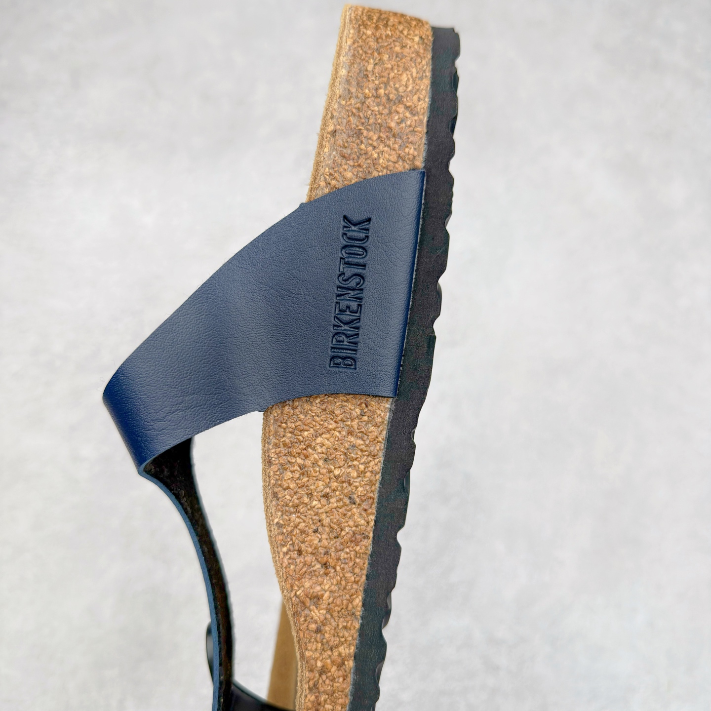 图片[7]-Birkenstock Ramses 系列 勃肯夹趾皮革绒面双扣时尚人字拖拖鞋 牛皮绒面革质地柔软 搭配可调节鞋扣提升穿着舒适度 人体工学设计分散脚部压力 保护脚踝 软木乳胶鞋床具有一定的收缩性 长时间穿着后能贴合脚型 EVA鞋底回弹性和抗张性力高 具有良好的防震、缓冲性 四季皆宜 柔软的鞋床采用额外的泡沫缓冲层 提供额外的舒适感和全天支撑 全网独家首发 源于德国的严谨工艺 牛巴戎面 中层松木 EVA 三层组合大底 优质牛皮面料五金扣 出口订单 尺码：35-44-选品中心