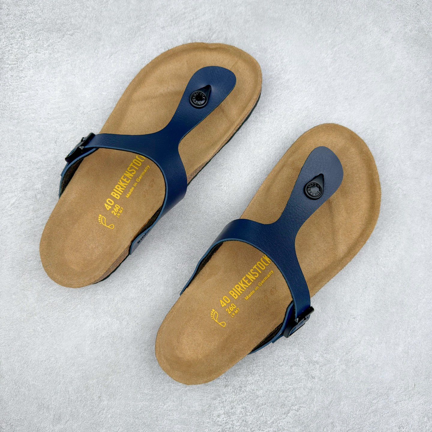 图片[3]-Birkenstock Ramses 系列 勃肯夹趾皮革绒面双扣时尚人字拖拖鞋 牛皮绒面革质地柔软 搭配可调节鞋扣提升穿着舒适度 人体工学设计分散脚部压力 保护脚踝 软木乳胶鞋床具有一定的收缩性 长时间穿着后能贴合脚型 EVA鞋底回弹性和抗张性力高 具有良好的防震、缓冲性 四季皆宜 柔软的鞋床采用额外的泡沫缓冲层 提供额外的舒适感和全天支撑 全网独家首发 源于德国的严谨工艺 牛巴戎面 中层松木 EVA 三层组合大底 优质牛皮面料五金扣 出口订单 尺码：35-44-选品中心