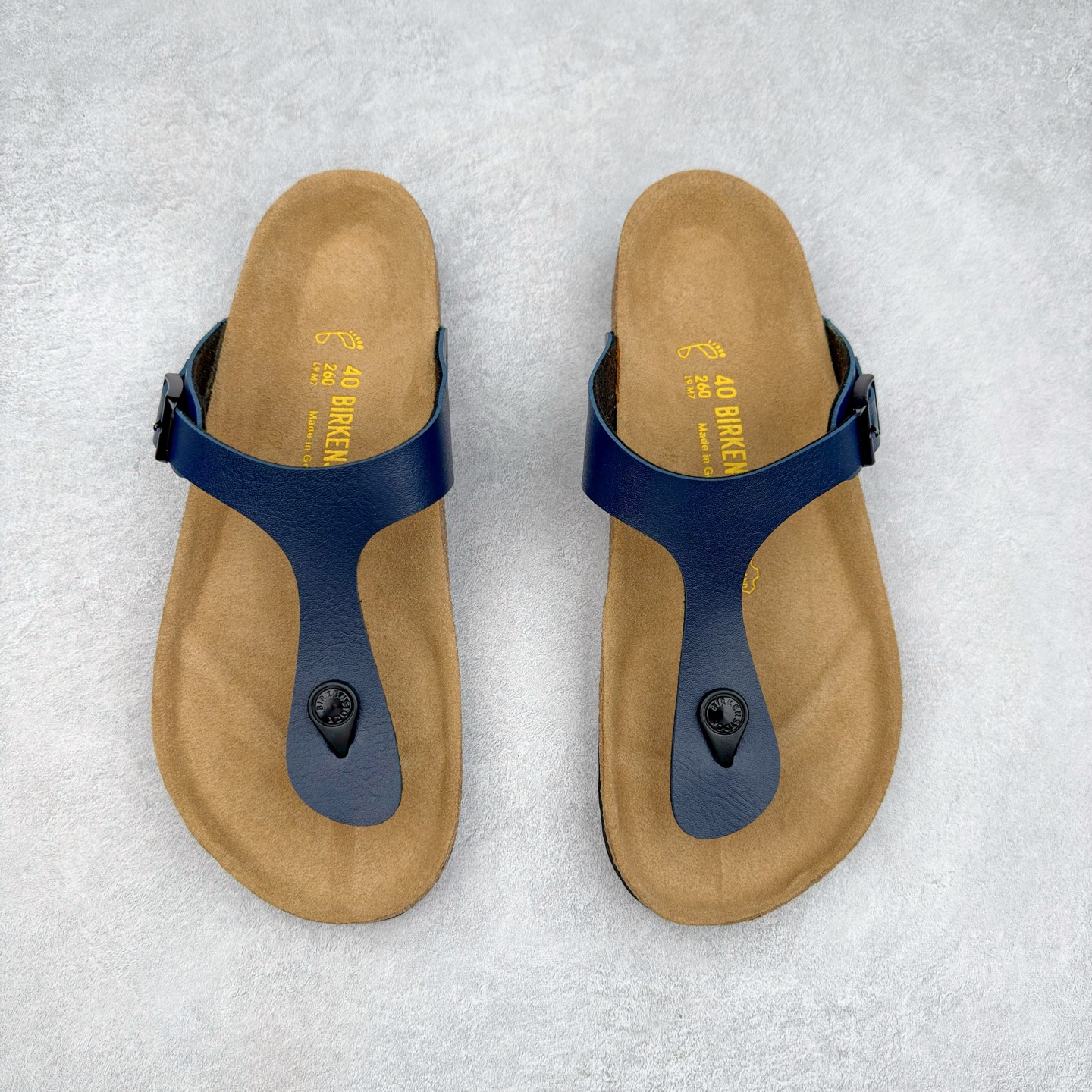 图片[2]-Birkenstock Ramses 系列 勃肯夹趾皮革绒面双扣时尚人字拖拖鞋 牛皮绒面革质地柔软 搭配可调节鞋扣提升穿着舒适度 人体工学设计分散脚部压力 保护脚踝 软木乳胶鞋床具有一定的收缩性 长时间穿着后能贴合脚型 EVA鞋底回弹性和抗张性力高 具有良好的防震、缓冲性 四季皆宜 柔软的鞋床采用额外的泡沫缓冲层 提供额外的舒适感和全天支撑 全网独家首发 源于德国的严谨工艺 牛巴戎面 中层松木 EVA 三层组合大底 优质牛皮面料五金扣 出口订单 尺码：35-44-选品中心