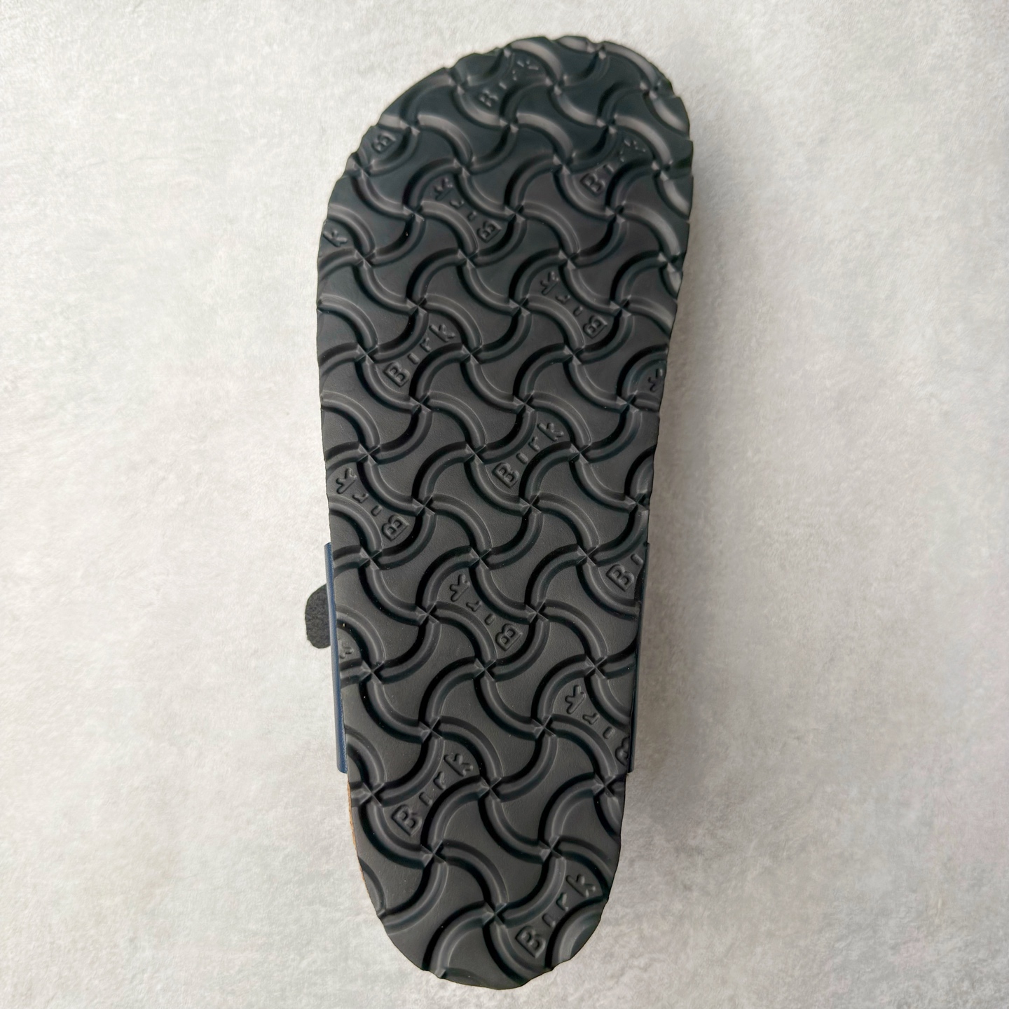 图片[9]-Birkenstock Ramses 系列 勃肯夹趾皮革绒面双扣时尚人字拖拖鞋 牛皮绒面革质地柔软 搭配可调节鞋扣提升穿着舒适度 人体工学设计分散脚部压力 保护脚踝 软木乳胶鞋床具有一定的收缩性 长时间穿着后能贴合脚型 EVA鞋底回弹性和抗张性力高 具有良好的防震、缓冲性 四季皆宜 柔软的鞋床采用额外的泡沫缓冲层 提供额外的舒适感和全天支撑 全网独家首发 源于德国的严谨工艺 牛巴戎面 中层松木 EVA 三层组合大底 优质牛皮面料五金扣 出口订单 尺码：35-44-选品中心