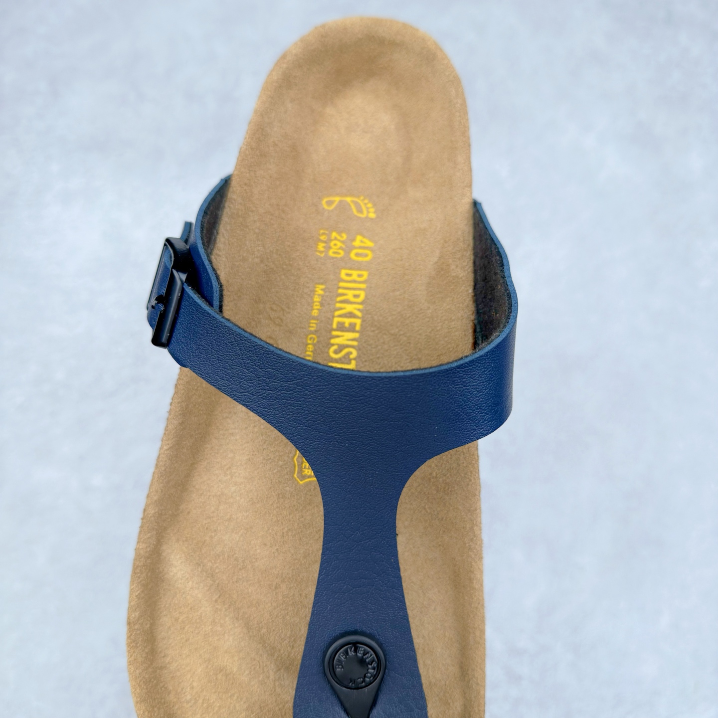 图片[5]-Birkenstock Ramses 系列 勃肯夹趾皮革绒面双扣时尚人字拖拖鞋 牛皮绒面革质地柔软 搭配可调节鞋扣提升穿着舒适度 人体工学设计分散脚部压力 保护脚踝 软木乳胶鞋床具有一定的收缩性 长时间穿着后能贴合脚型 EVA鞋底回弹性和抗张性力高 具有良好的防震、缓冲性 四季皆宜 柔软的鞋床采用额外的泡沫缓冲层 提供额外的舒适感和全天支撑 全网独家首发 源于德国的严谨工艺 牛巴戎面 中层松木 EVA 三层组合大底 优质牛皮面料五金扣 出口订单 尺码：35-44-选品中心