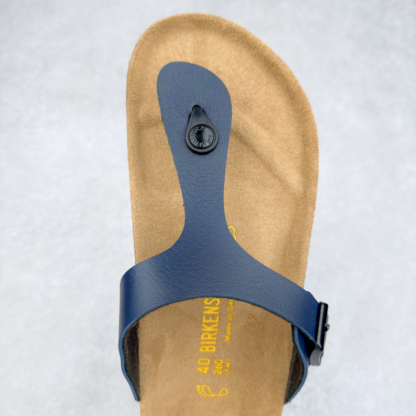 图片[4]-Birkenstock Ramses 系列 勃肯夹趾皮革绒面双扣时尚人字拖拖鞋 牛皮绒面革质地柔软 搭配可调节鞋扣提升穿着舒适度 人体工学设计分散脚部压力 保护脚踝 软木乳胶鞋床具有一定的收缩性 长时间穿着后能贴合脚型 EVA鞋底回弹性和抗张性力高 具有良好的防震、缓冲性 四季皆宜 柔软的鞋床采用额外的泡沫缓冲层 提供额外的舒适感和全天支撑 全网独家首发 源于德国的严谨工艺 牛巴戎面 中层松木 EVA 三层组合大底 优质牛皮面料五金扣 出口订单 尺码：35-44-选品中心