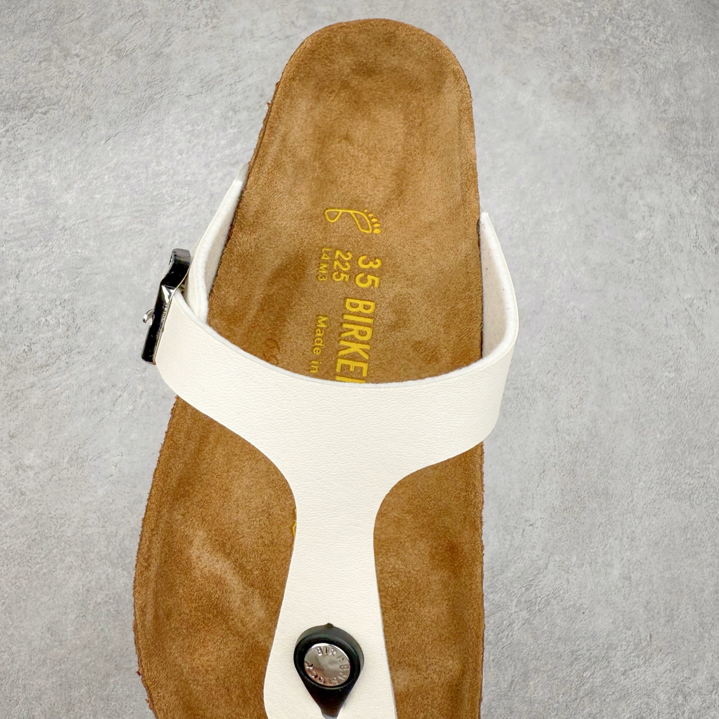 图片[5]-Birkenstock Ramses 系列 勃肯夹趾皮革绒面双扣时尚人字拖拖鞋 牛皮绒面革质地柔软 搭配可调节鞋扣提升穿着舒适度 人体工学设计分散脚部压力 保护脚踝 软木乳胶鞋床具有一定的收缩性 长时间穿着后能贴合脚型 EVA鞋底回弹性和抗张性力高 具有良好的防震、缓冲性 四季皆宜 柔软的鞋床采用额外的泡沫缓冲层 提供额外的舒适感和全天支撑 全网独家首发 源于德国的严谨工艺 牛巴戎面 中层松木 EVA 三层组合大底 优质牛皮面料五金扣 出口订单 尺码：35-44-选品中心