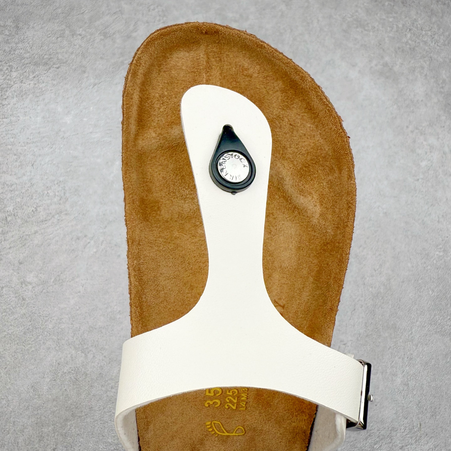 图片[4]-Birkenstock Ramses 系列 勃肯夹趾皮革绒面双扣时尚人字拖拖鞋 牛皮绒面革质地柔软 搭配可调节鞋扣提升穿着舒适度 人体工学设计分散脚部压力 保护脚踝 软木乳胶鞋床具有一定的收缩性 长时间穿着后能贴合脚型 EVA鞋底回弹性和抗张性力高 具有良好的防震、缓冲性 四季皆宜 柔软的鞋床采用额外的泡沫缓冲层 提供额外的舒适感和全天支撑 全网独家首发 源于德国的严谨工艺 牛巴戎面 中层松木 EVA 三层组合大底 优质牛皮面料五金扣 出口订单 尺码：35-44-选品中心