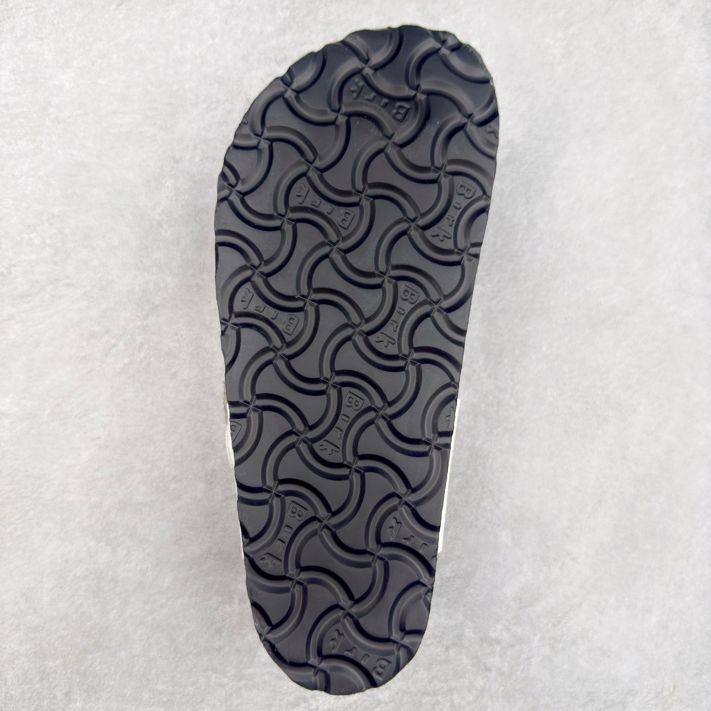 图片[9]-Birkenstock Ramses 系列 勃肯夹趾皮革绒面双扣时尚人字拖拖鞋 牛皮绒面革质地柔软 搭配可调节鞋扣提升穿着舒适度 人体工学设计分散脚部压力 保护脚踝 软木乳胶鞋床具有一定的收缩性 长时间穿着后能贴合脚型 EVA鞋底回弹性和抗张性力高 具有良好的防震、缓冲性 四季皆宜 柔软的鞋床采用额外的泡沫缓冲层 提供额外的舒适感和全天支撑 全网独家首发 源于德国的严谨工艺 牛巴戎面 中层松木 EVA 三层组合大底 优质牛皮面料五金扣 出口订单 尺码：35-44-选品中心