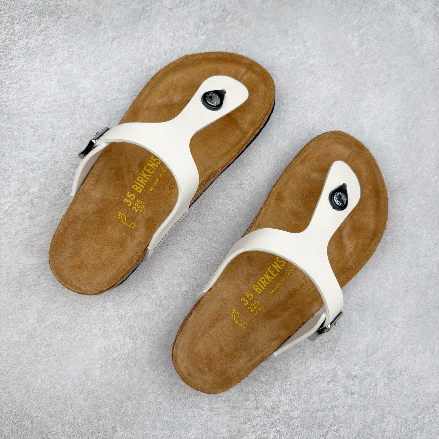 图片[3]-Birkenstock Ramses 系列 勃肯夹趾皮革绒面双扣时尚人字拖拖鞋 牛皮绒面革质地柔软 搭配可调节鞋扣提升穿着舒适度 人体工学设计分散脚部压力 保护脚踝 软木乳胶鞋床具有一定的收缩性 长时间穿着后能贴合脚型 EVA鞋底回弹性和抗张性力高 具有良好的防震、缓冲性 四季皆宜 柔软的鞋床采用额外的泡沫缓冲层 提供额外的舒适感和全天支撑 全网独家首发 源于德国的严谨工艺 牛巴戎面 中层松木 EVA 三层组合大底 优质牛皮面料五金扣 出口订单 尺码：35-44-选品中心