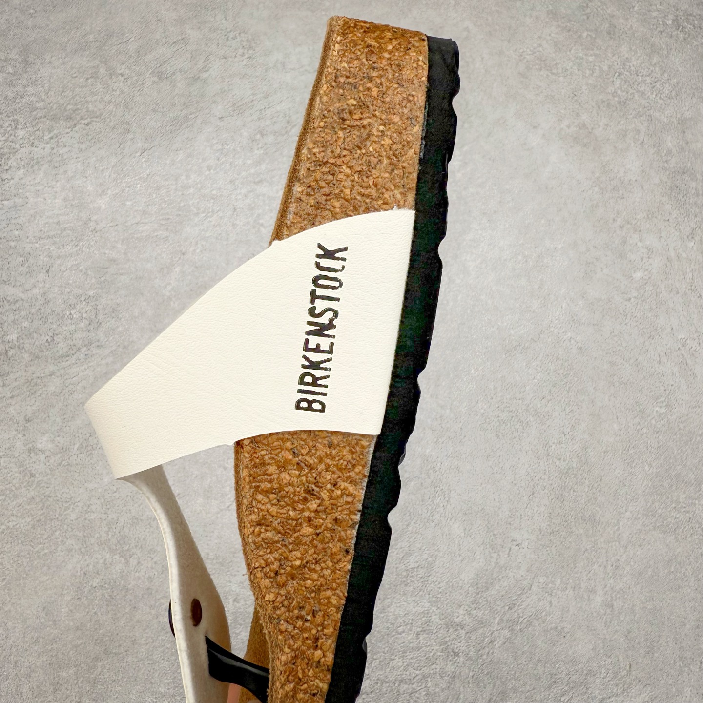 图片[7]-Birkenstock Ramses 系列 勃肯夹趾皮革绒面双扣时尚人字拖拖鞋 牛皮绒面革质地柔软 搭配可调节鞋扣提升穿着舒适度 人体工学设计分散脚部压力 保护脚踝 软木乳胶鞋床具有一定的收缩性 长时间穿着后能贴合脚型 EVA鞋底回弹性和抗张性力高 具有良好的防震、缓冲性 四季皆宜 柔软的鞋床采用额外的泡沫缓冲层 提供额外的舒适感和全天支撑 全网独家首发 源于德国的严谨工艺 牛巴戎面 中层松木 EVA 三层组合大底 优质牛皮面料五金扣 出口订单 尺码：35-44-选品中心