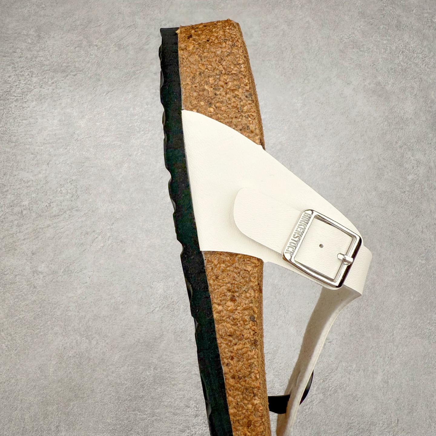 图片[6]-Birkenstock Ramses 系列 勃肯夹趾皮革绒面双扣时尚人字拖拖鞋 牛皮绒面革质地柔软 搭配可调节鞋扣提升穿着舒适度 人体工学设计分散脚部压力 保护脚踝 软木乳胶鞋床具有一定的收缩性 长时间穿着后能贴合脚型 EVA鞋底回弹性和抗张性力高 具有良好的防震、缓冲性 四季皆宜 柔软的鞋床采用额外的泡沫缓冲层 提供额外的舒适感和全天支撑 全网独家首发 源于德国的严谨工艺 牛巴戎面 中层松木 EVA 三层组合大底 优质牛皮面料五金扣 出口订单 尺码：35-44-选品中心