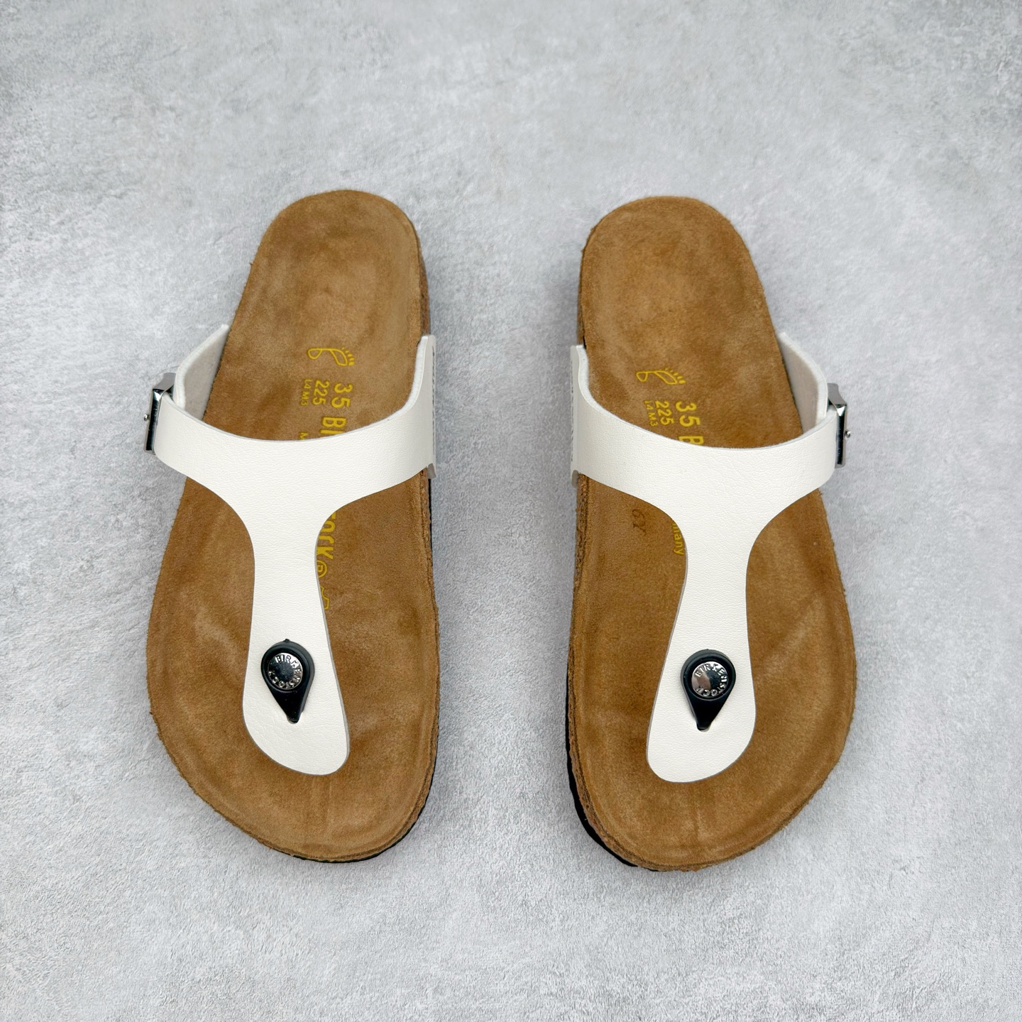 图片[2]-Birkenstock Ramses 系列 勃肯夹趾皮革绒面双扣时尚人字拖拖鞋 牛皮绒面革质地柔软 搭配可调节鞋扣提升穿着舒适度 人体工学设计分散脚部压力 保护脚踝 软木乳胶鞋床具有一定的收缩性 长时间穿着后能贴合脚型 EVA鞋底回弹性和抗张性力高 具有良好的防震、缓冲性 四季皆宜 柔软的鞋床采用额外的泡沫缓冲层 提供额外的舒适感和全天支撑 全网独家首发 源于德国的严谨工艺 牛巴戎面 中层松木 EVA 三层组合大底 优质牛皮面料五金扣 出口订单 尺码：35-44-选品中心