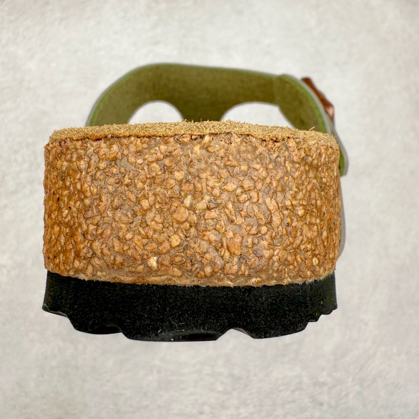 图片[8]-Birkenstock Ramses 系列 勃肯夹趾皮革绒面双扣时尚人字拖拖鞋 牛皮绒面革质地柔软 搭配可调节鞋扣提升穿着舒适度 人体工学设计分散脚部压力 保护脚踝 软木乳胶鞋床具有一定的收缩性 长时间穿着后能贴合脚型 EVA鞋底回弹性和抗张性力高 具有良好的防震、缓冲性 四季皆宜 柔软的鞋床采用额外的泡沫缓冲层 提供额外的舒适感和全天支撑 全网独家首发 源于德国的严谨工艺 牛巴戎面 中层松木 EVA 三层组合大底 优质牛皮面料五金扣 出口订单 尺码：35-44-选品中心