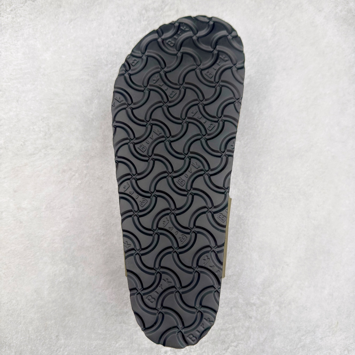 图片[9]-Birkenstock Ramses 系列 勃肯夹趾皮革绒面双扣时尚人字拖拖鞋 牛皮绒面革质地柔软 搭配可调节鞋扣提升穿着舒适度 人体工学设计分散脚部压力 保护脚踝 软木乳胶鞋床具有一定的收缩性 长时间穿着后能贴合脚型 EVA鞋底回弹性和抗张性力高 具有良好的防震、缓冲性 四季皆宜 柔软的鞋床采用额外的泡沫缓冲层 提供额外的舒适感和全天支撑 全网独家首发 源于德国的严谨工艺 牛巴戎面 中层松木 EVA 三层组合大底 优质牛皮面料五金扣 出口订单 尺码：35-44-选品中心