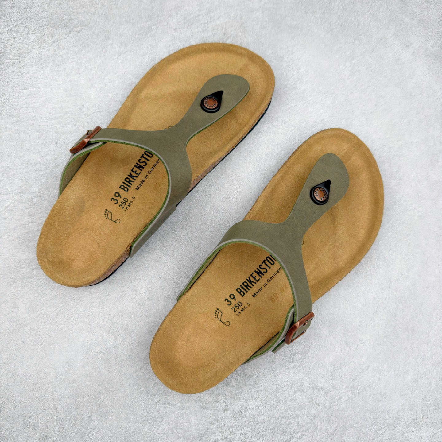 图片[3]-Birkenstock Ramses 系列 勃肯夹趾皮革绒面双扣时尚人字拖拖鞋 牛皮绒面革质地柔软 搭配可调节鞋扣提升穿着舒适度 人体工学设计分散脚部压力 保护脚踝 软木乳胶鞋床具有一定的收缩性 长时间穿着后能贴合脚型 EVA鞋底回弹性和抗张性力高 具有良好的防震、缓冲性 四季皆宜 柔软的鞋床采用额外的泡沫缓冲层 提供额外的舒适感和全天支撑 全网独家首发 源于德国的严谨工艺 牛巴戎面 中层松木 EVA 三层组合大底 优质牛皮面料五金扣 出口订单 尺码：35-44-选品中心