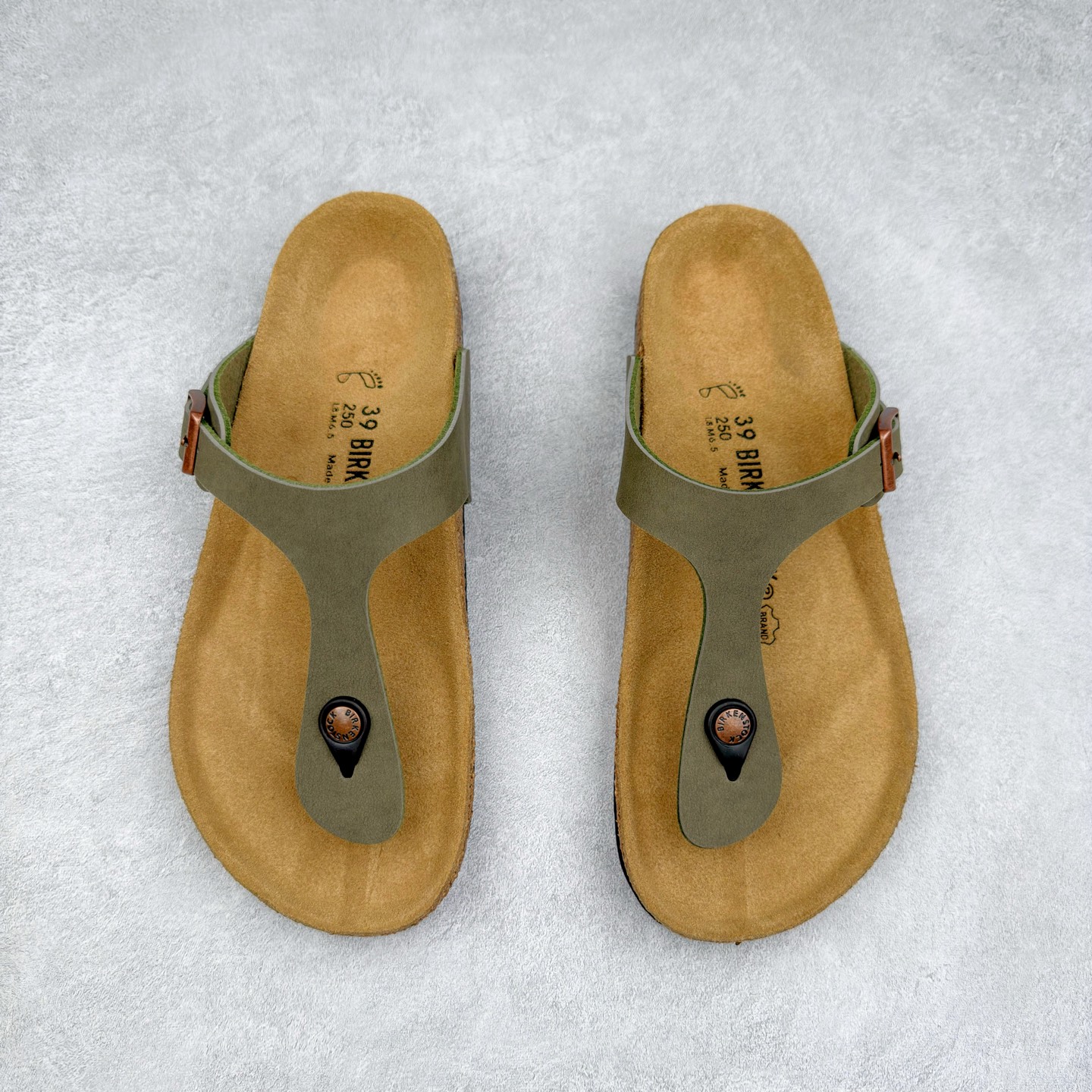 图片[2]-Birkenstock Ramses 系列 勃肯夹趾皮革绒面双扣时尚人字拖拖鞋 牛皮绒面革质地柔软 搭配可调节鞋扣提升穿着舒适度 人体工学设计分散脚部压力 保护脚踝 软木乳胶鞋床具有一定的收缩性 长时间穿着后能贴合脚型 EVA鞋底回弹性和抗张性力高 具有良好的防震、缓冲性 四季皆宜 柔软的鞋床采用额外的泡沫缓冲层 提供额外的舒适感和全天支撑 全网独家首发 源于德国的严谨工艺 牛巴戎面 中层松木 EVA 三层组合大底 优质牛皮面料五金扣 出口订单 尺码：35-44-选品中心