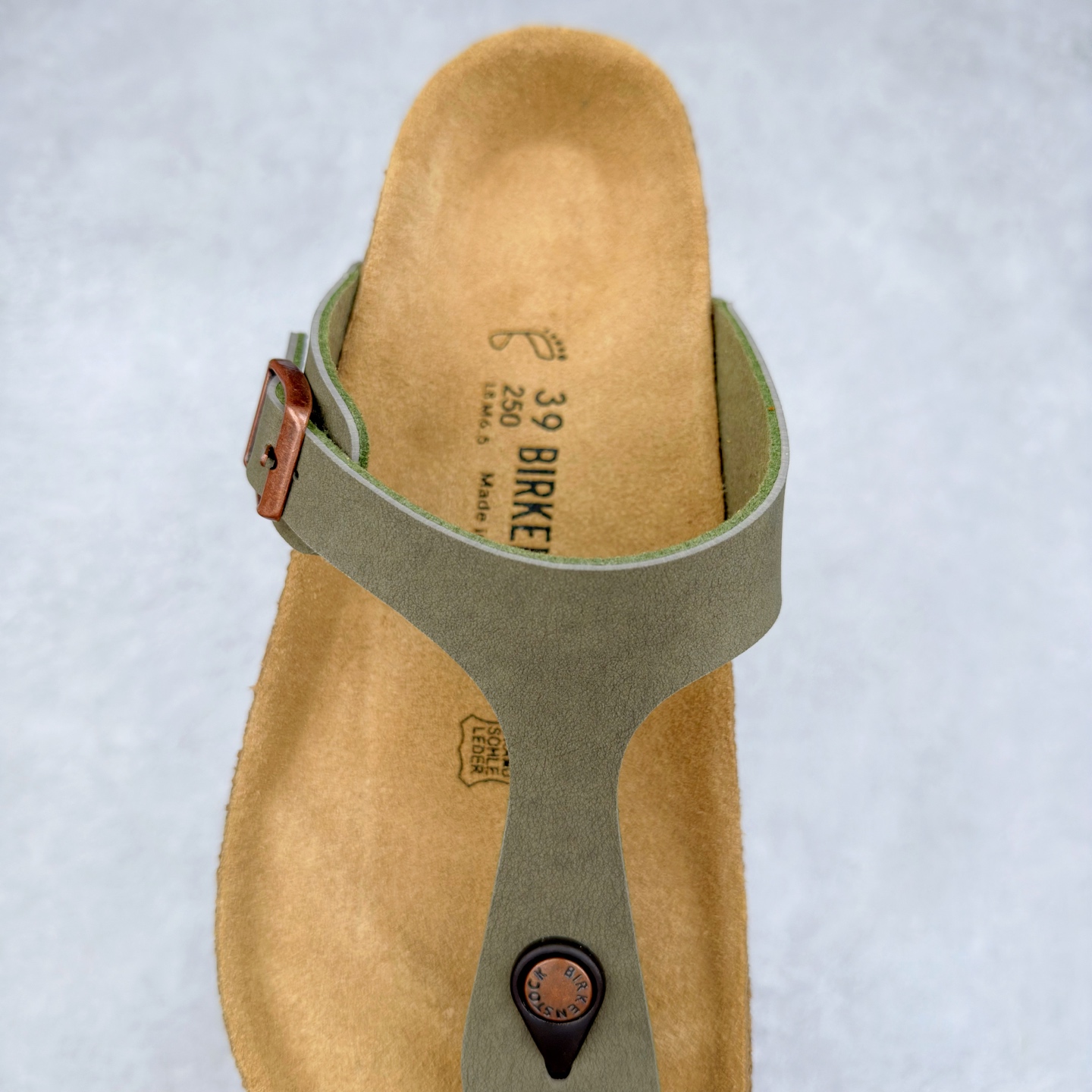 图片[5]-Birkenstock Ramses 系列 勃肯夹趾皮革绒面双扣时尚人字拖拖鞋 牛皮绒面革质地柔软 搭配可调节鞋扣提升穿着舒适度 人体工学设计分散脚部压力 保护脚踝 软木乳胶鞋床具有一定的收缩性 长时间穿着后能贴合脚型 EVA鞋底回弹性和抗张性力高 具有良好的防震、缓冲性 四季皆宜 柔软的鞋床采用额外的泡沫缓冲层 提供额外的舒适感和全天支撑 全网独家首发 源于德国的严谨工艺 牛巴戎面 中层松木 EVA 三层组合大底 优质牛皮面料五金扣 出口订单 尺码：35-44-选品中心