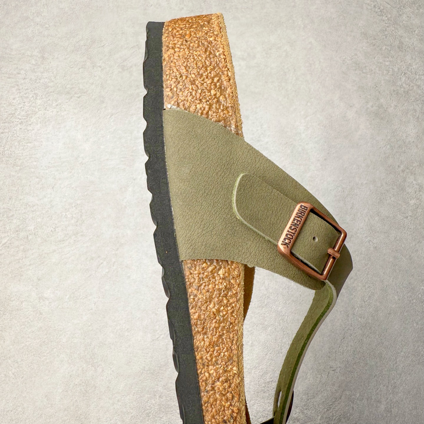 图片[6]-Birkenstock Ramses 系列 勃肯夹趾皮革绒面双扣时尚人字拖拖鞋 牛皮绒面革质地柔软 搭配可调节鞋扣提升穿着舒适度 人体工学设计分散脚部压力 保护脚踝 软木乳胶鞋床具有一定的收缩性 长时间穿着后能贴合脚型 EVA鞋底回弹性和抗张性力高 具有良好的防震、缓冲性 四季皆宜 柔软的鞋床采用额外的泡沫缓冲层 提供额外的舒适感和全天支撑 全网独家首发 源于德国的严谨工艺 牛巴戎面 中层松木 EVA 三层组合大底 优质牛皮面料五金扣 出口订单 尺码：35-44-选品中心